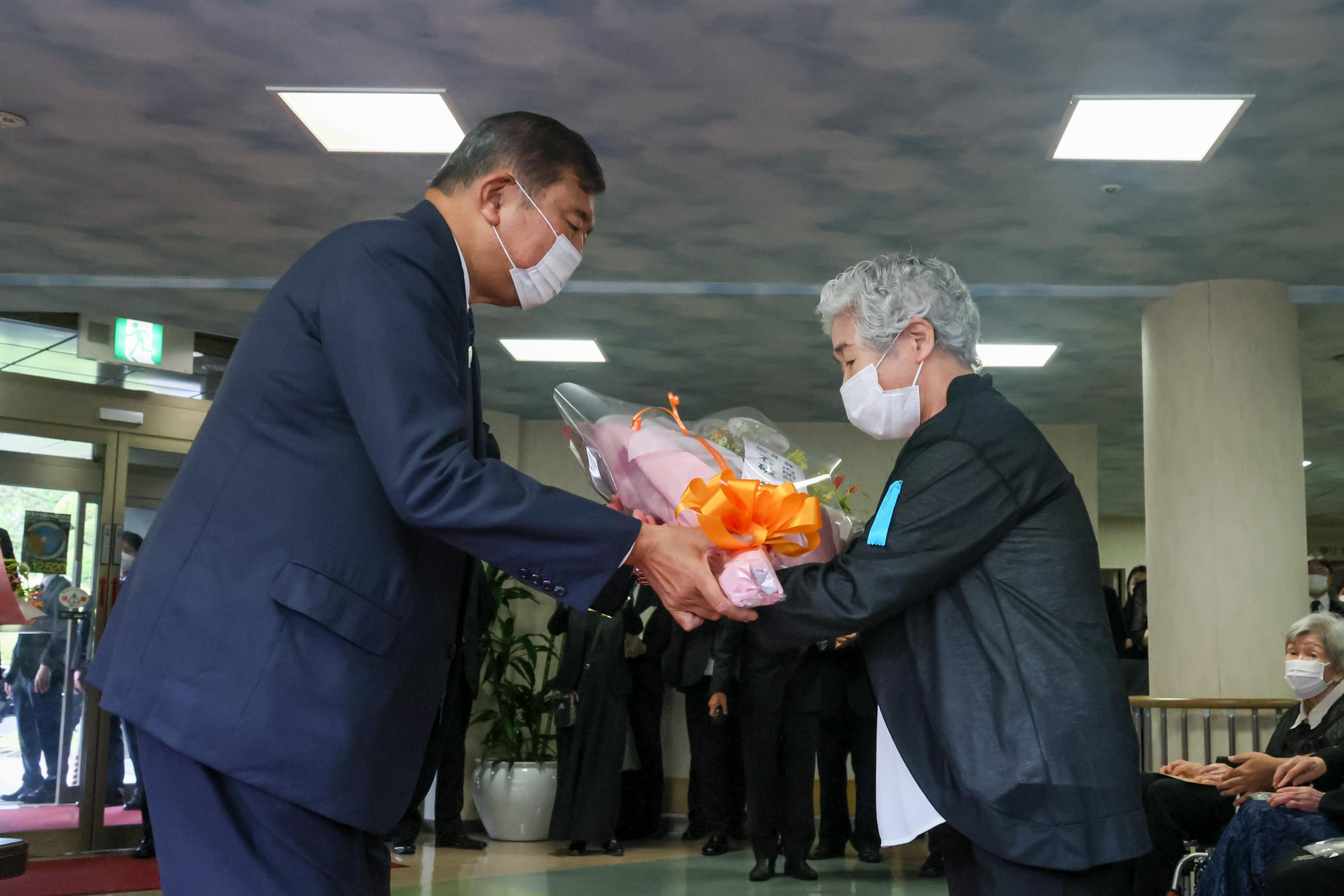 石破首相慰问核爆受害者疗养设施的入住者2