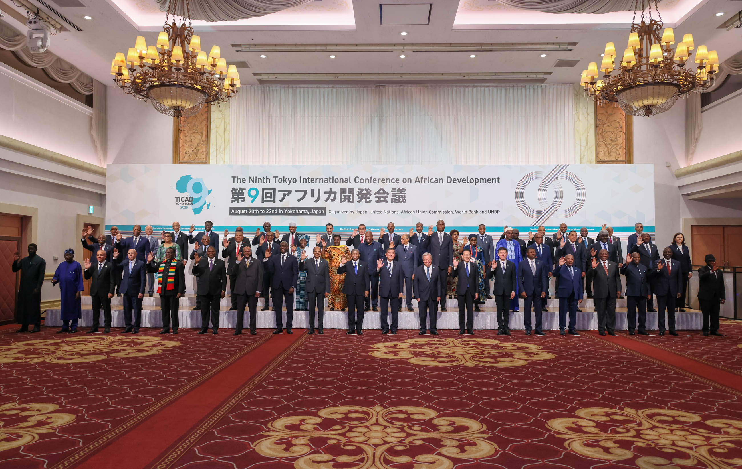 石破首相参加合影留念2