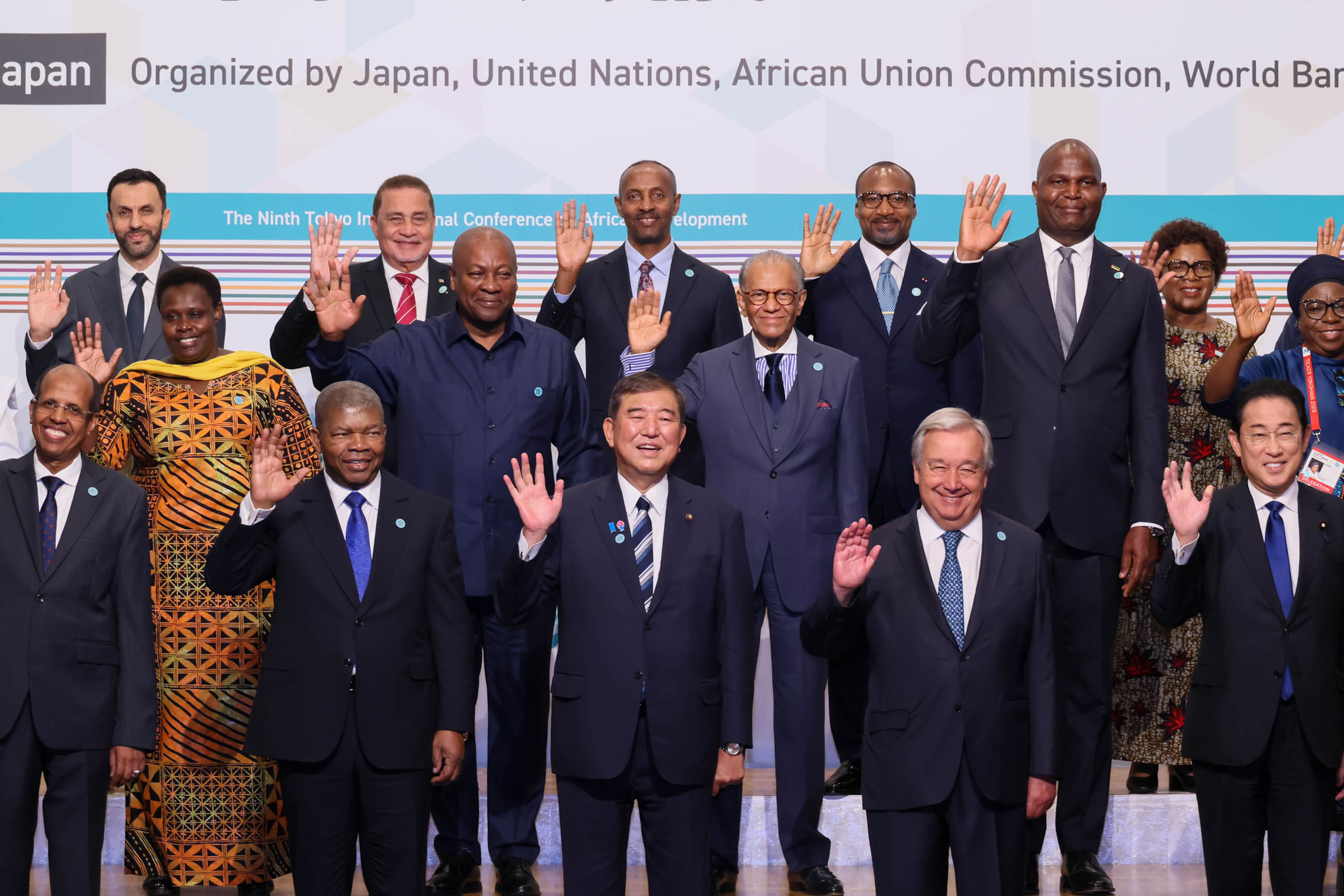 石破首相参加合影留念3