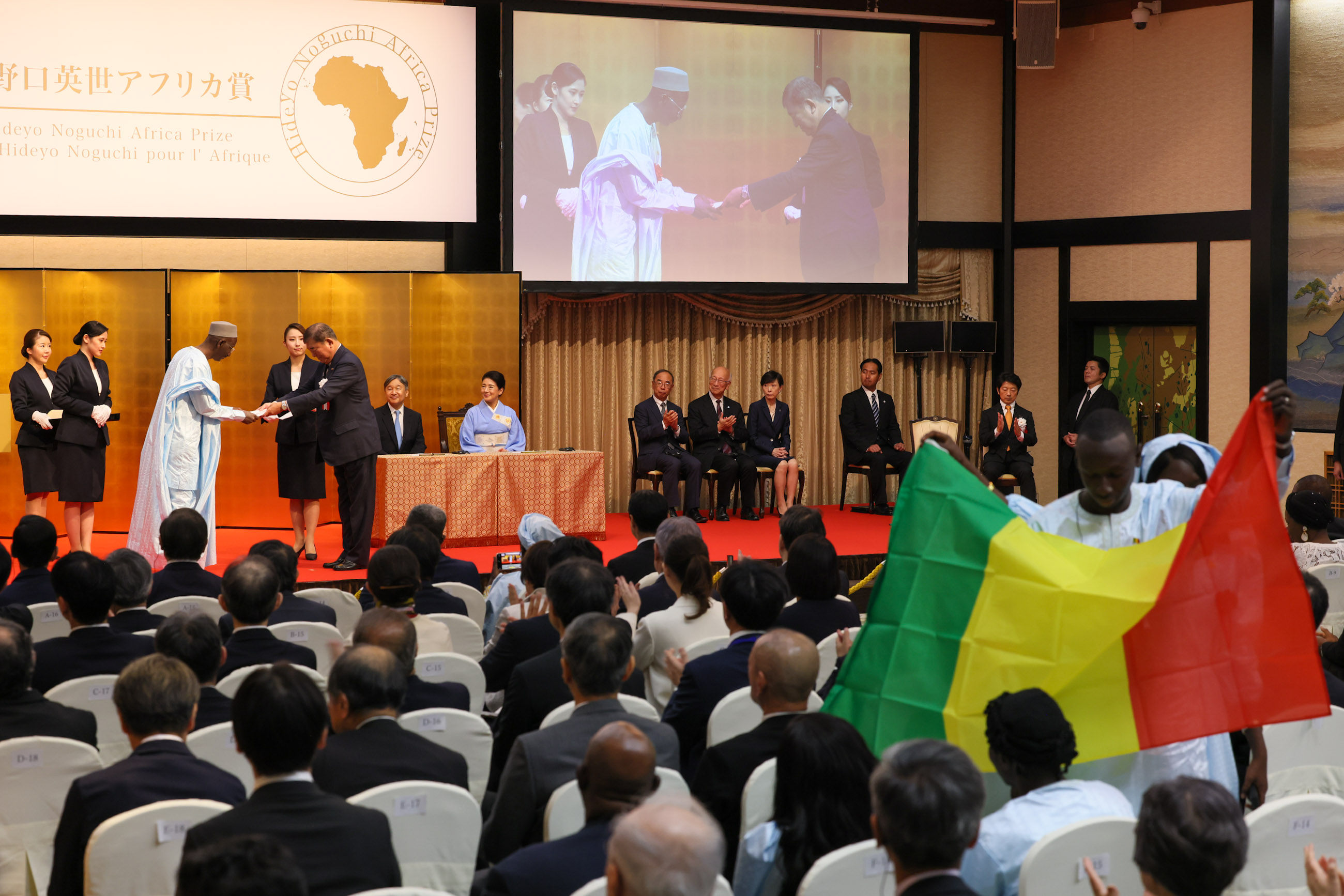 石破首相颁发表彰状1