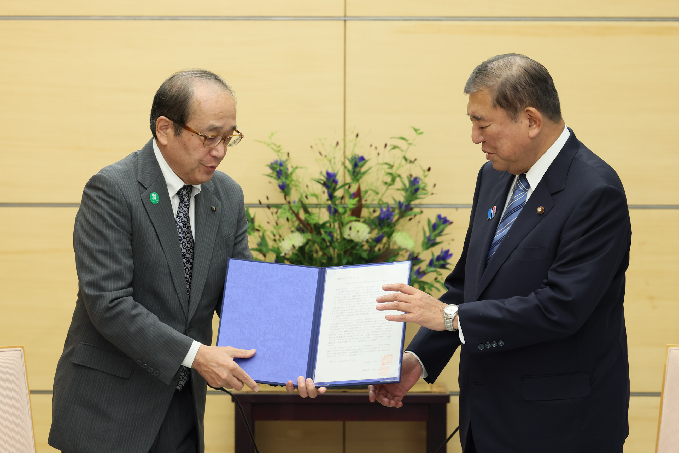 石破首相接受请愿书3