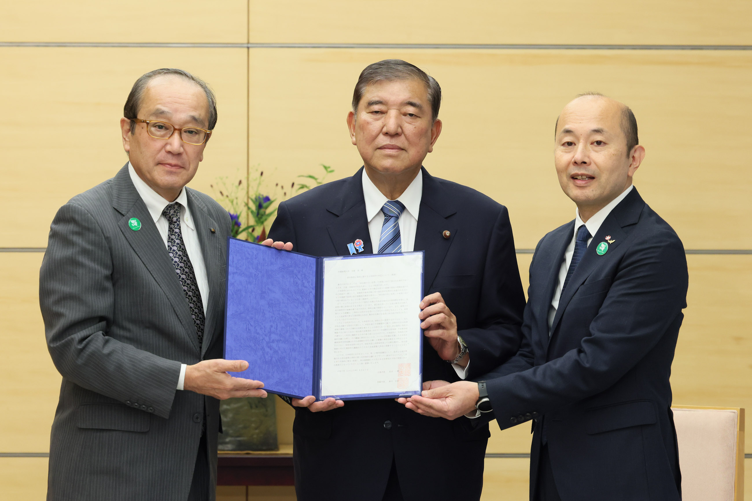 石破首相接受请愿书4