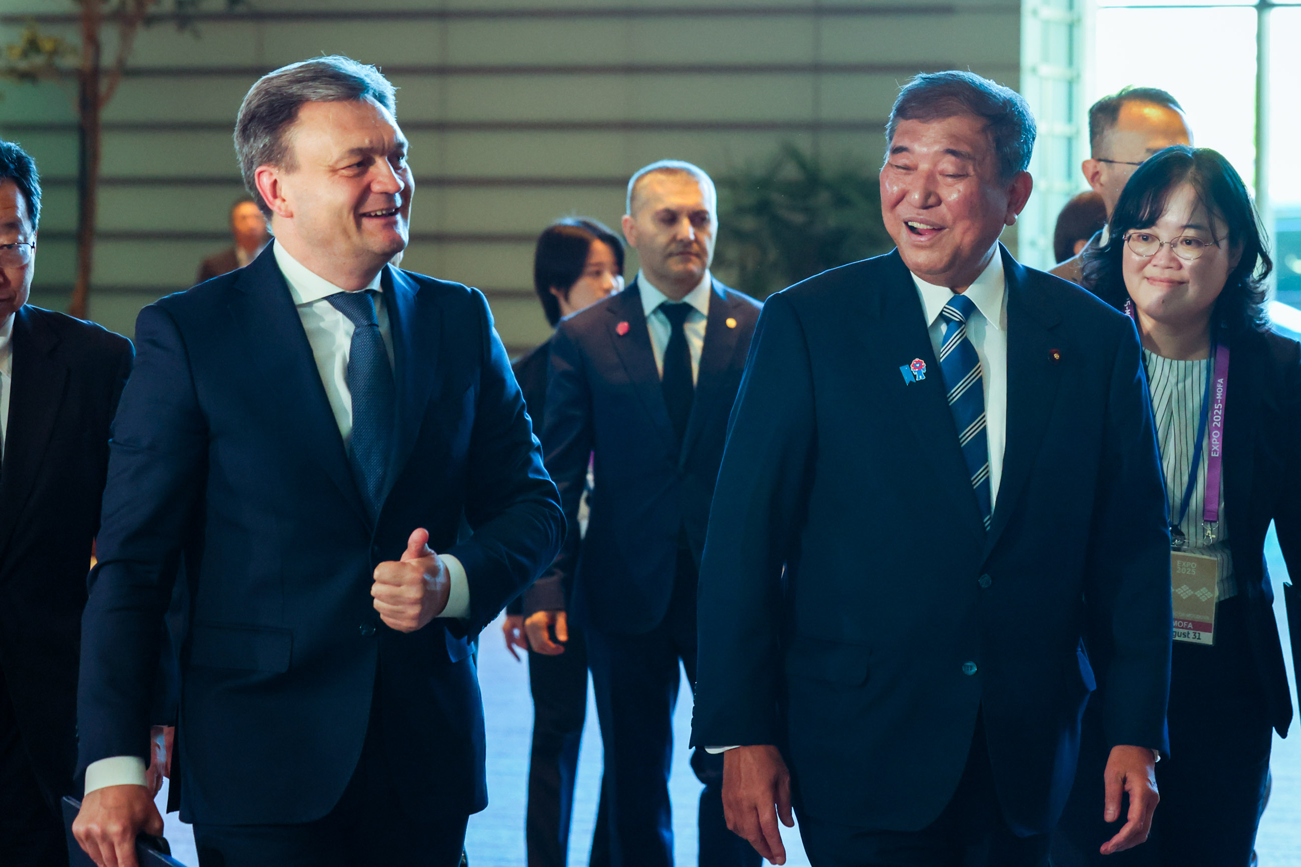 石破首相迎接雷切安总理3