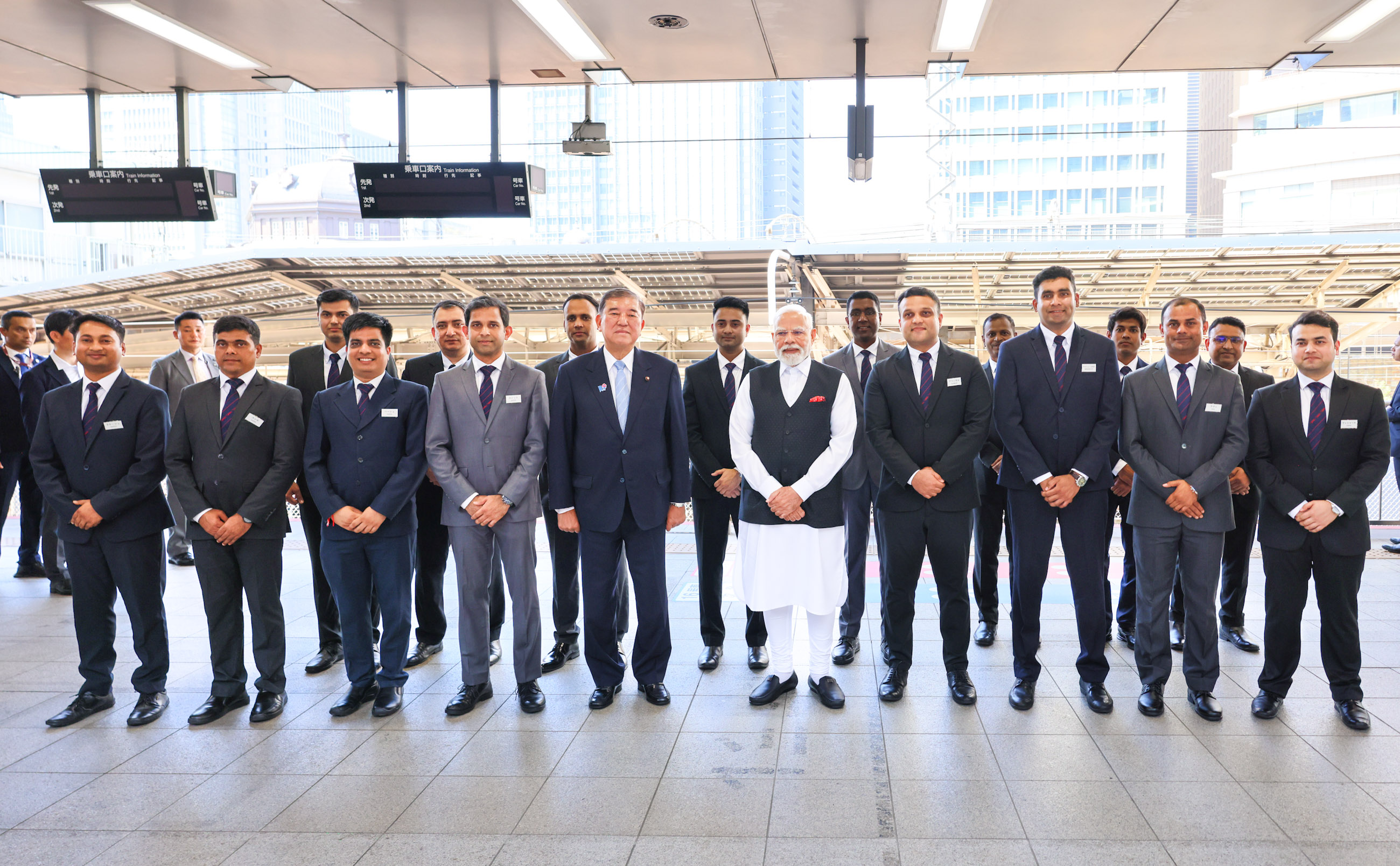 两位首脑在东京站合影留念3