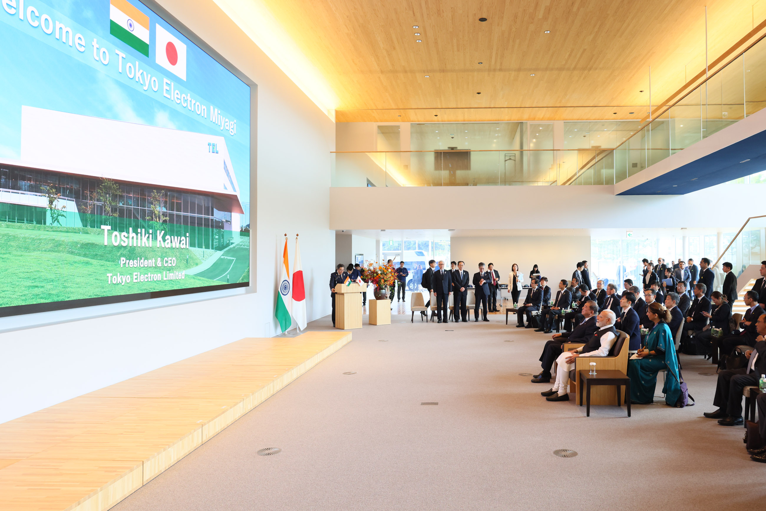 两位首脑视察半导体制造设备生产工厂2