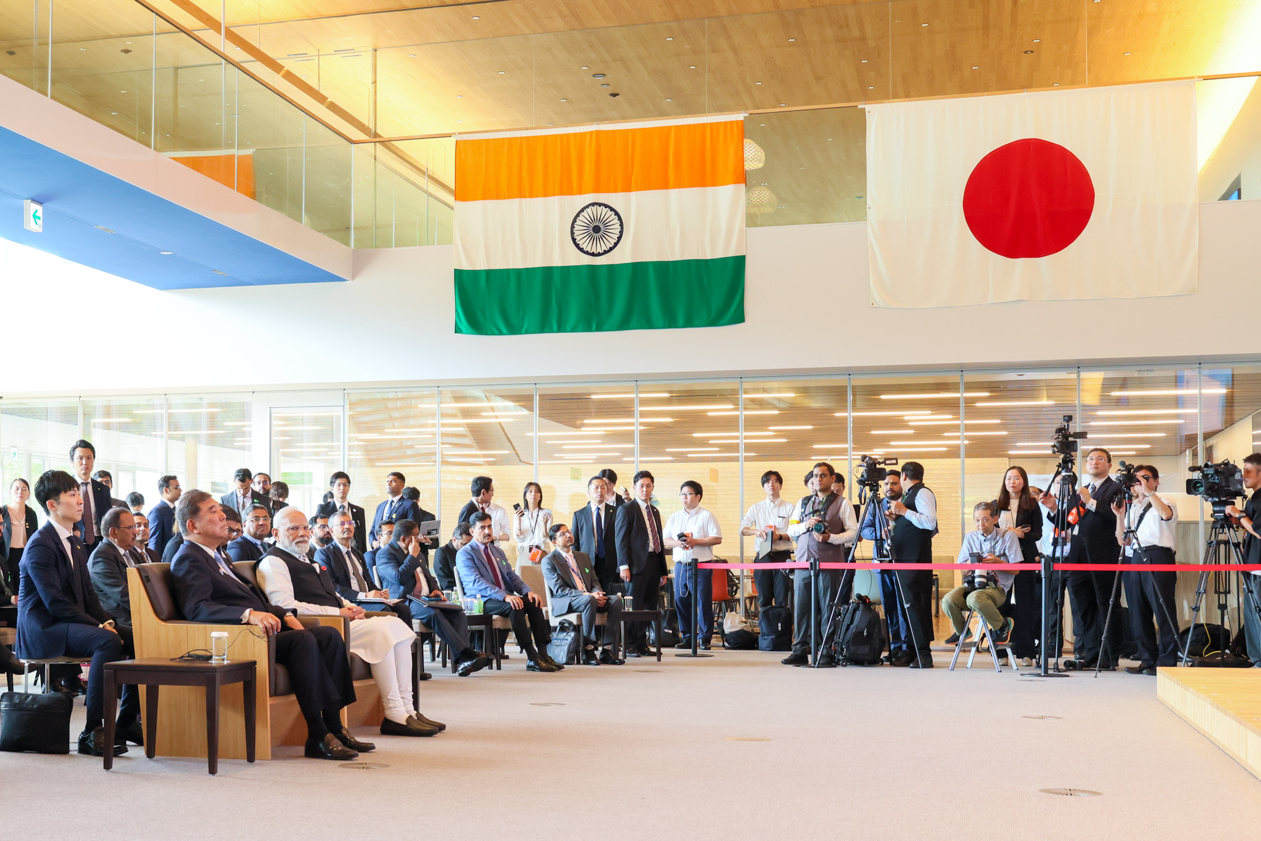 两位首脑视察半导体制造设备生产工厂3