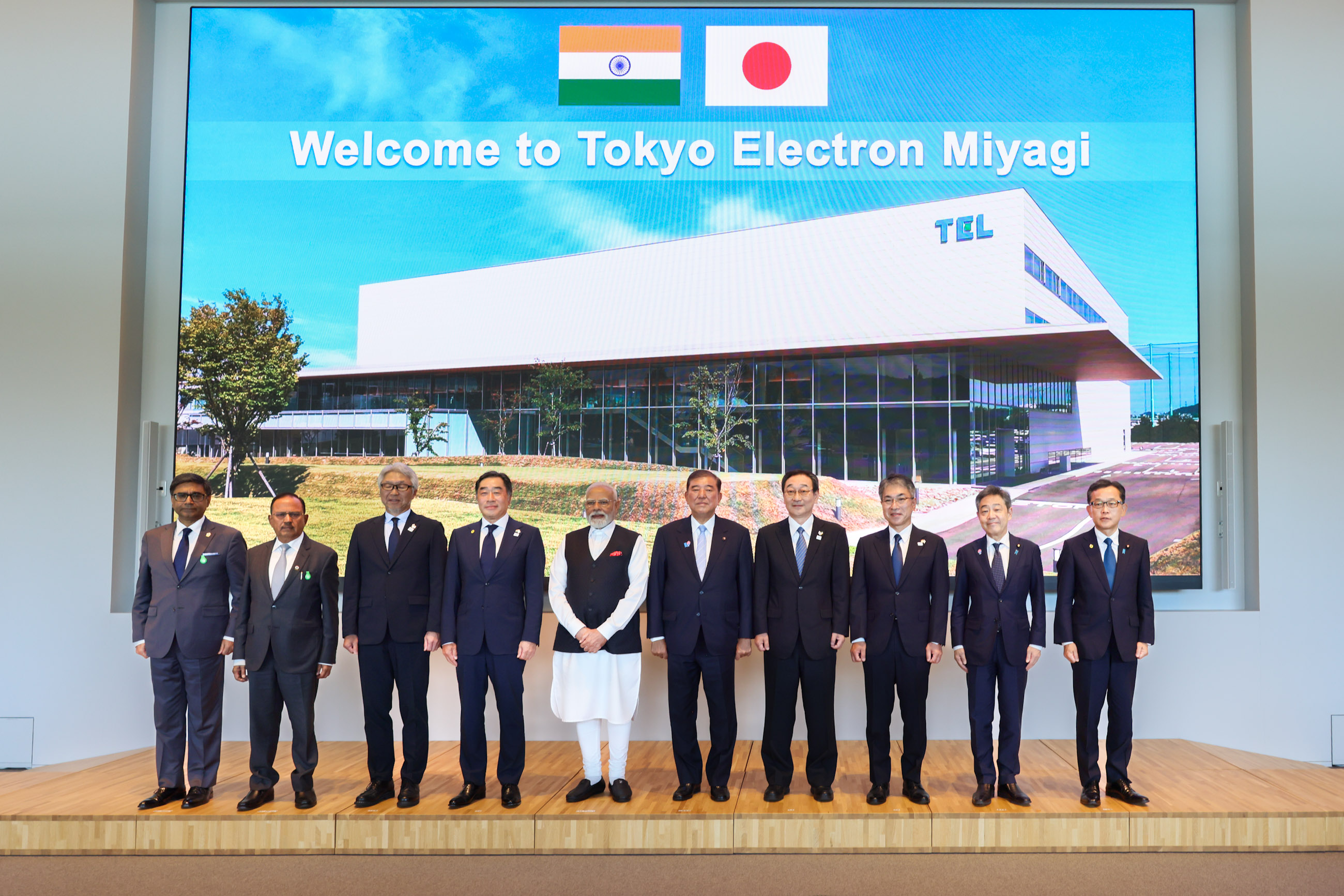 两位首脑视察半导体制造设备生产工厂4