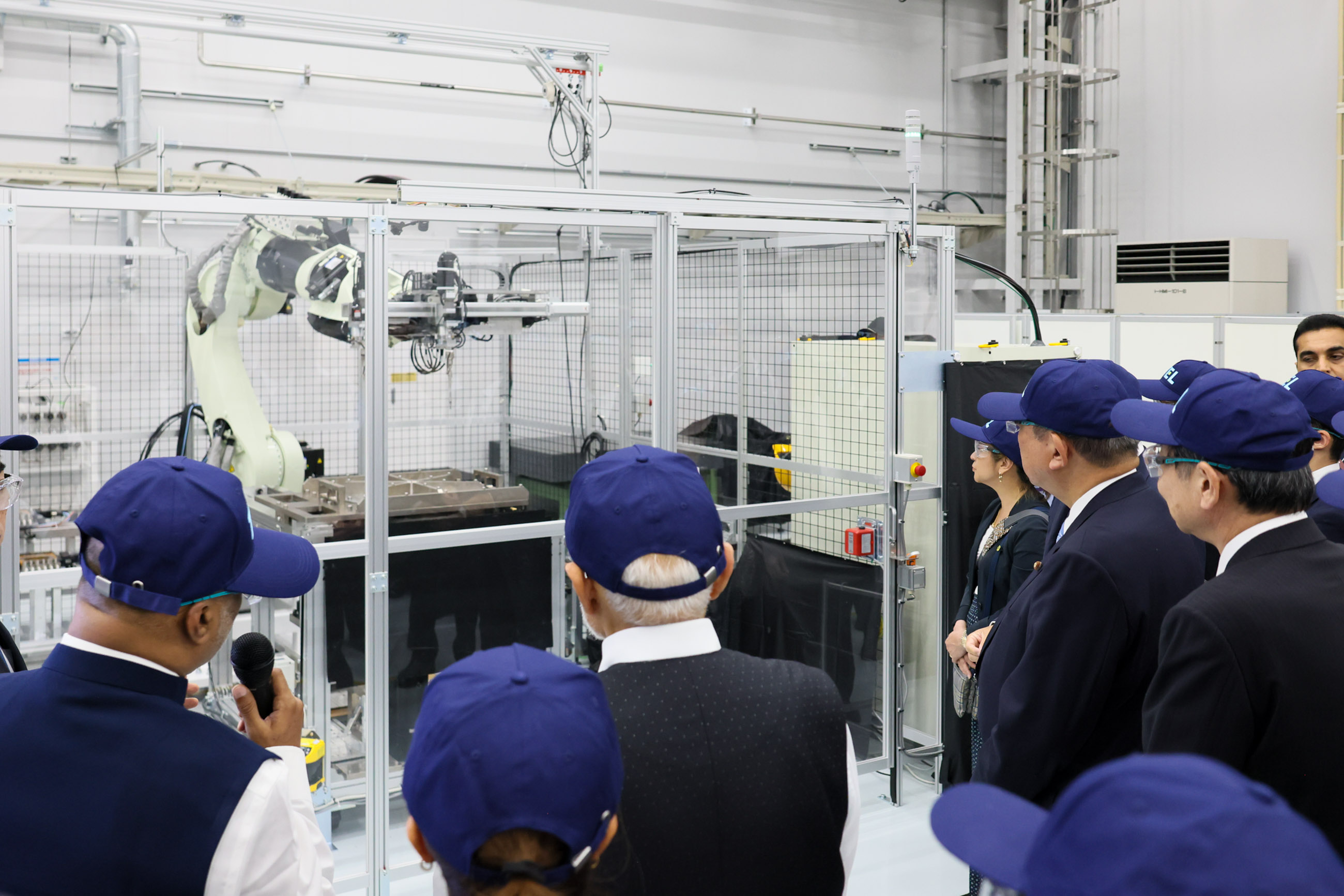 两位首脑视察半导体制造设备生产工厂7