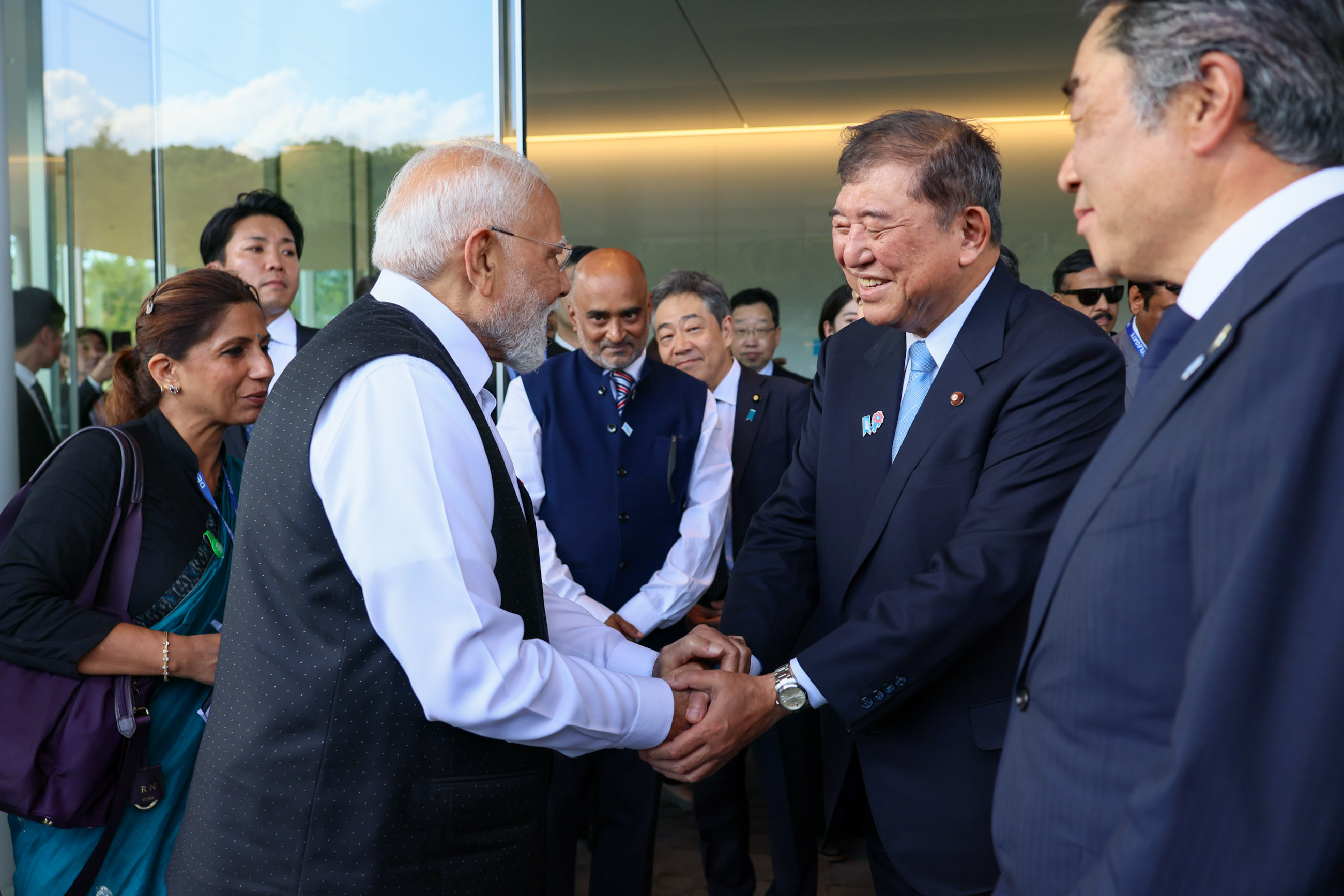 两位首脑视察半导体制造设备生产工厂9