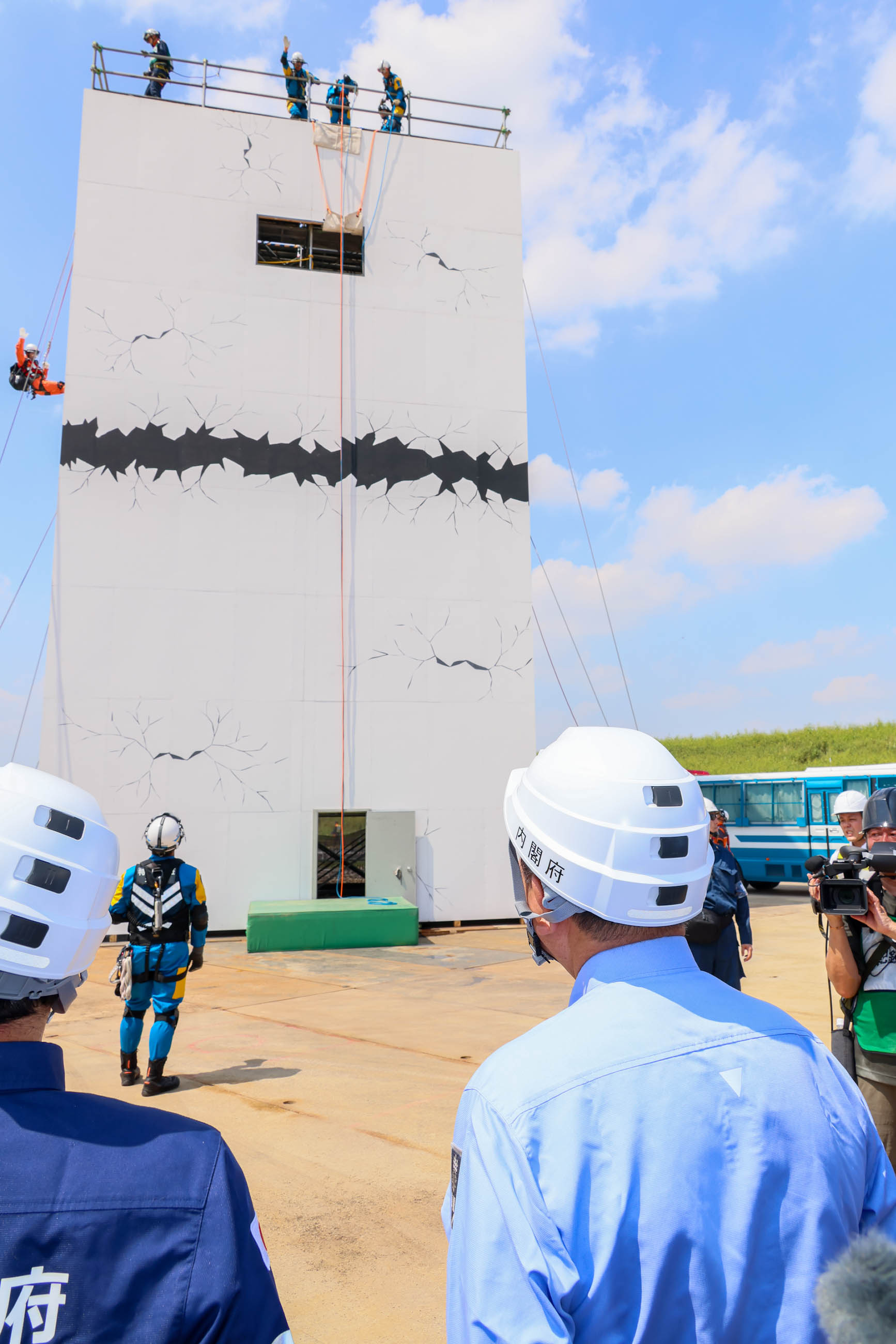 石破首相视察倒塌建筑救援训练2