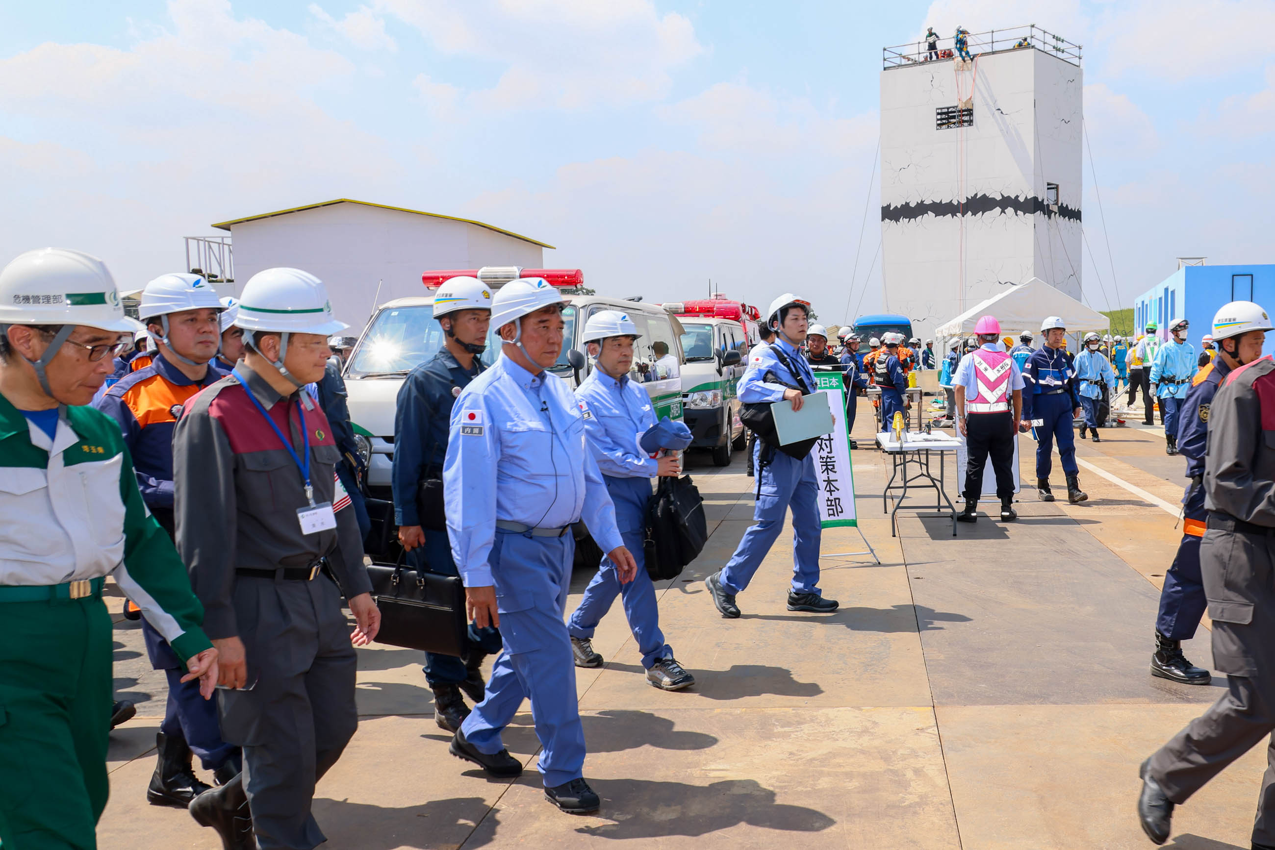 石破首相体验使用自动体外除颤器（AED）的心肺复苏训练1