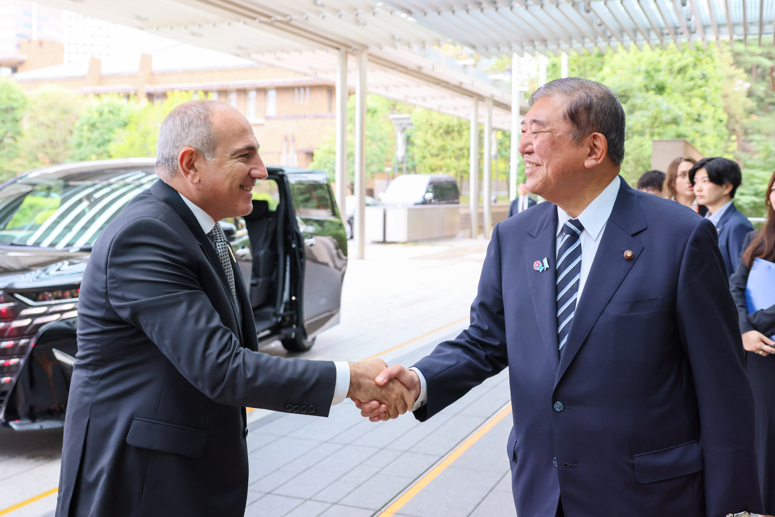 石破首相迎接帕希尼扬总理