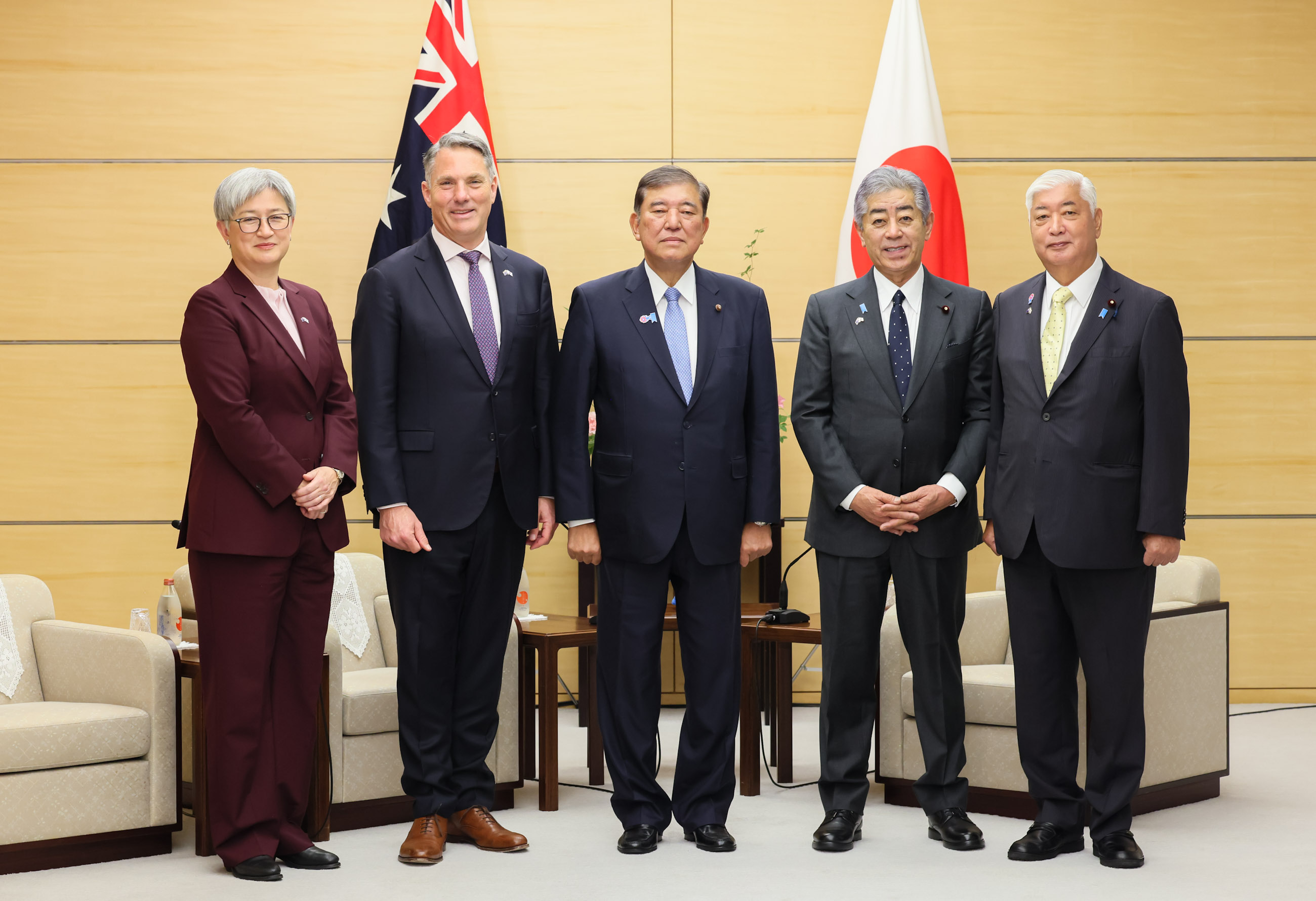 会见澳大利亚副总理兼国防部长马尔斯及外交部长黄英贤