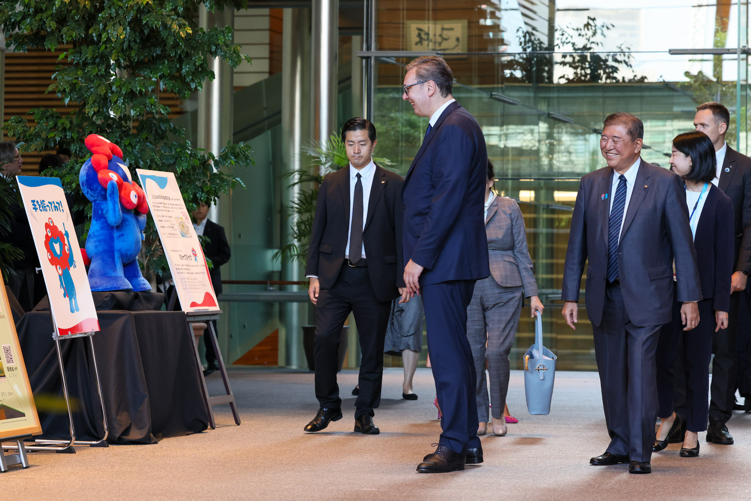 石破首相为武契奇总统送行2