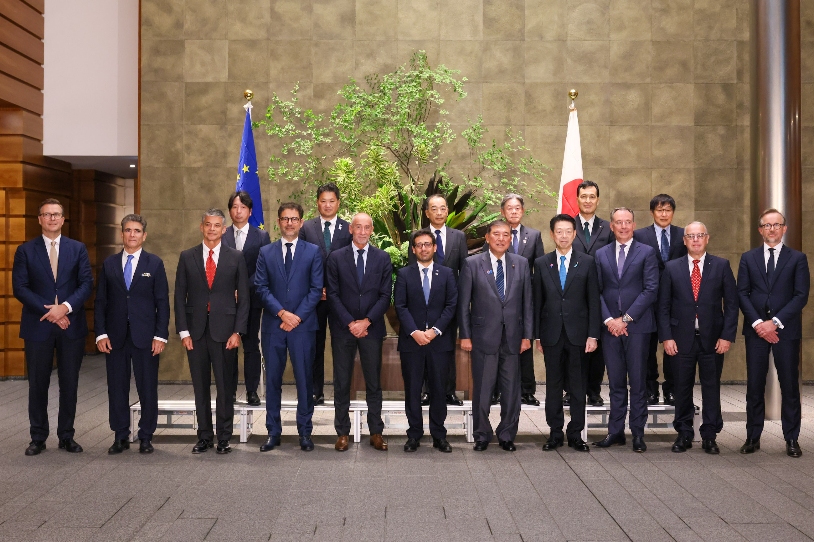 会见欧盟执委会执行副主席塞茹尔内、日欧盟企业代表