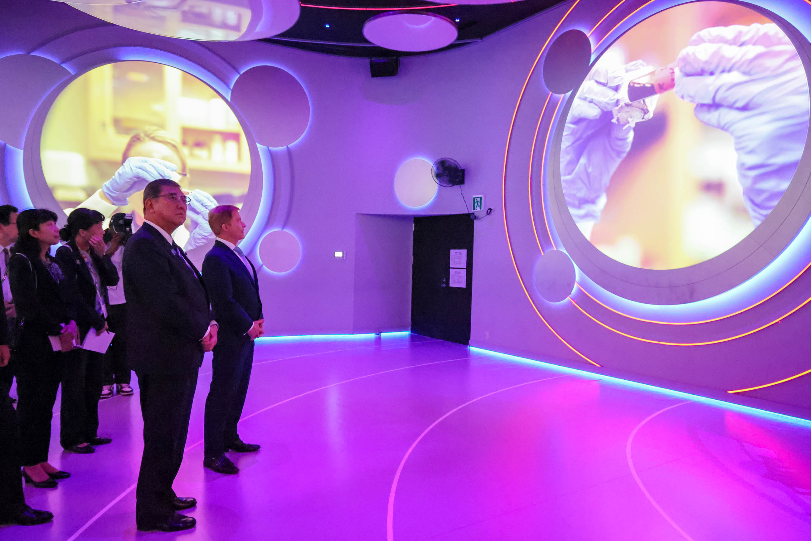 石破首相视察美国馆3