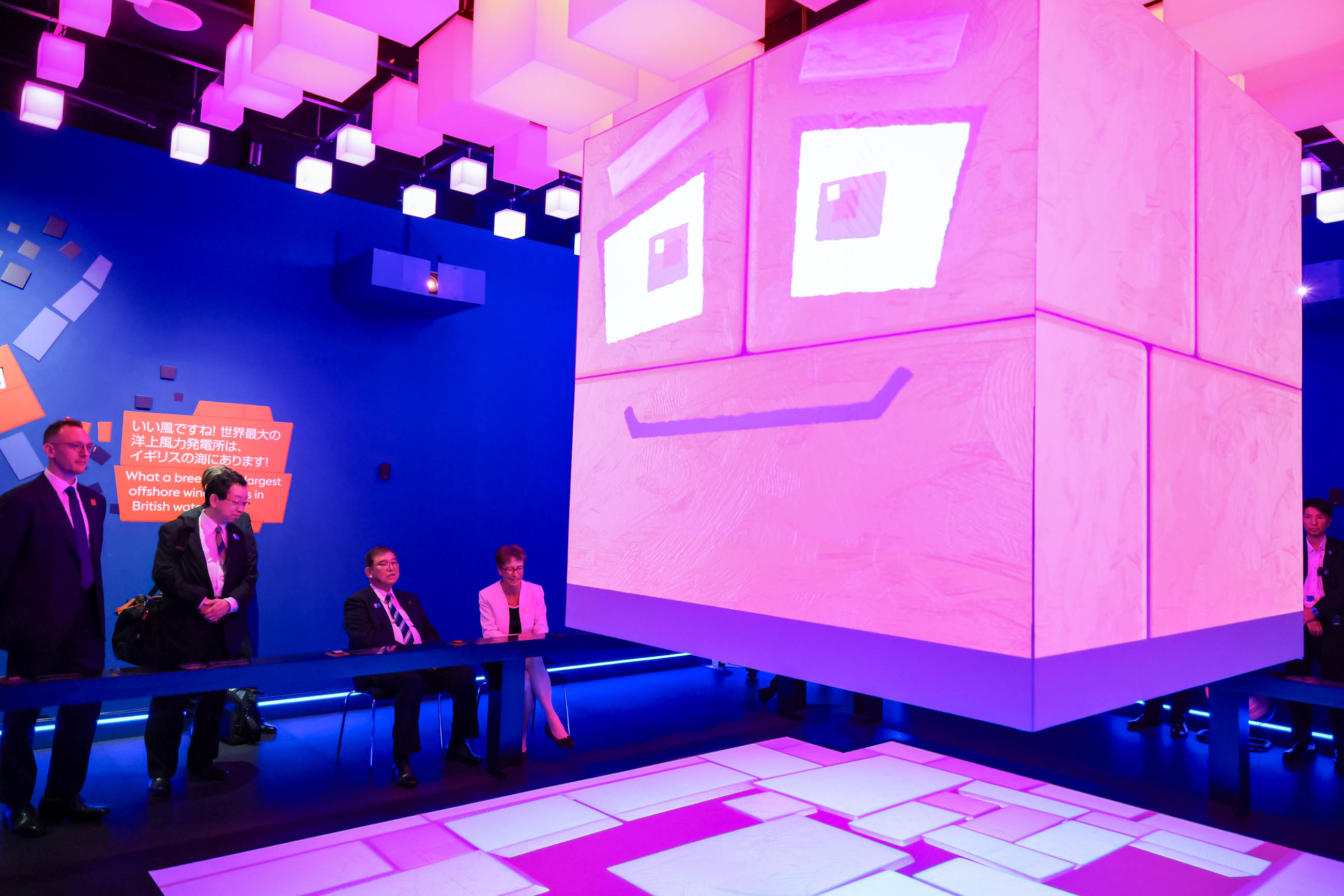 石破首相视察英国馆2