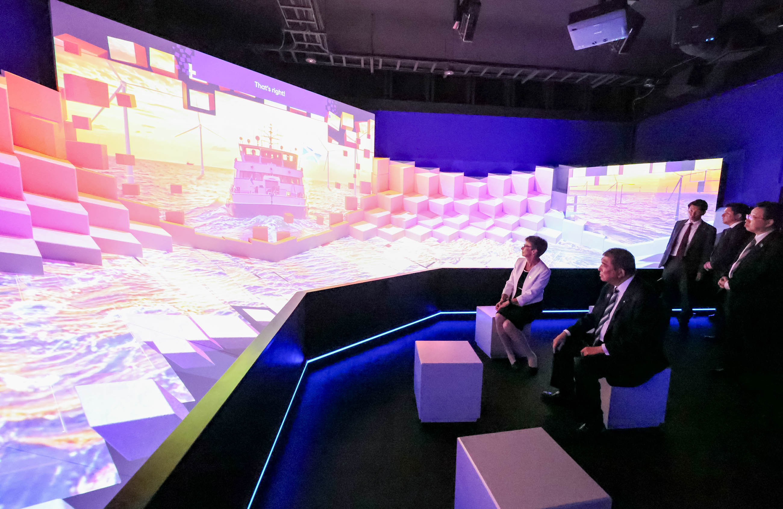 石破首相视察英国馆3