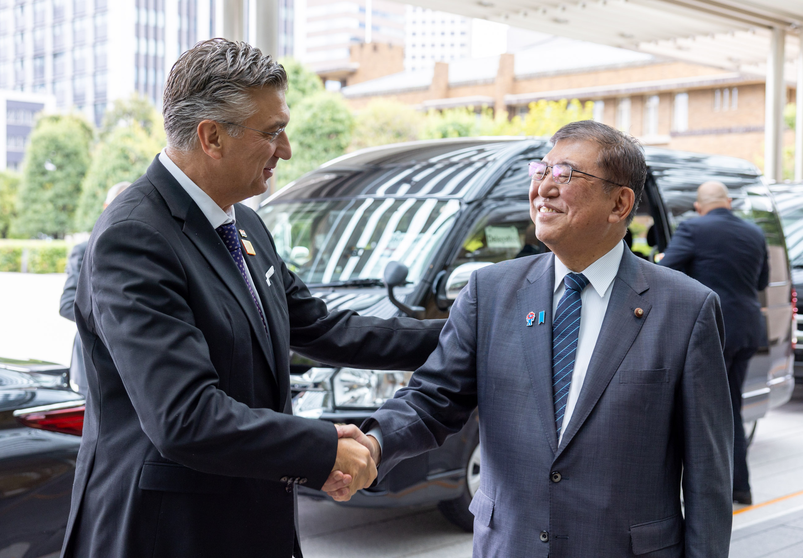 石破首相迎接普连科维奇总理