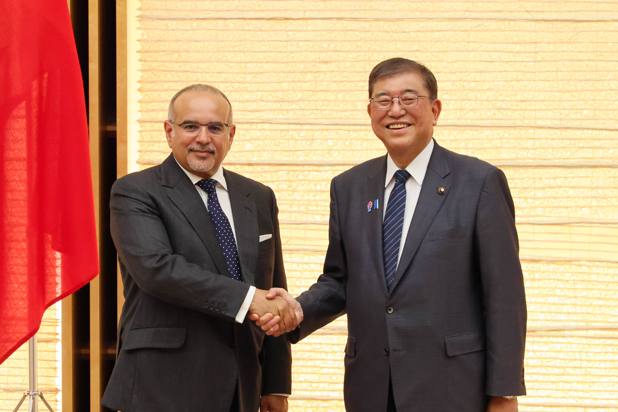 与巴林王储兼首相萨勒曼举行会谈