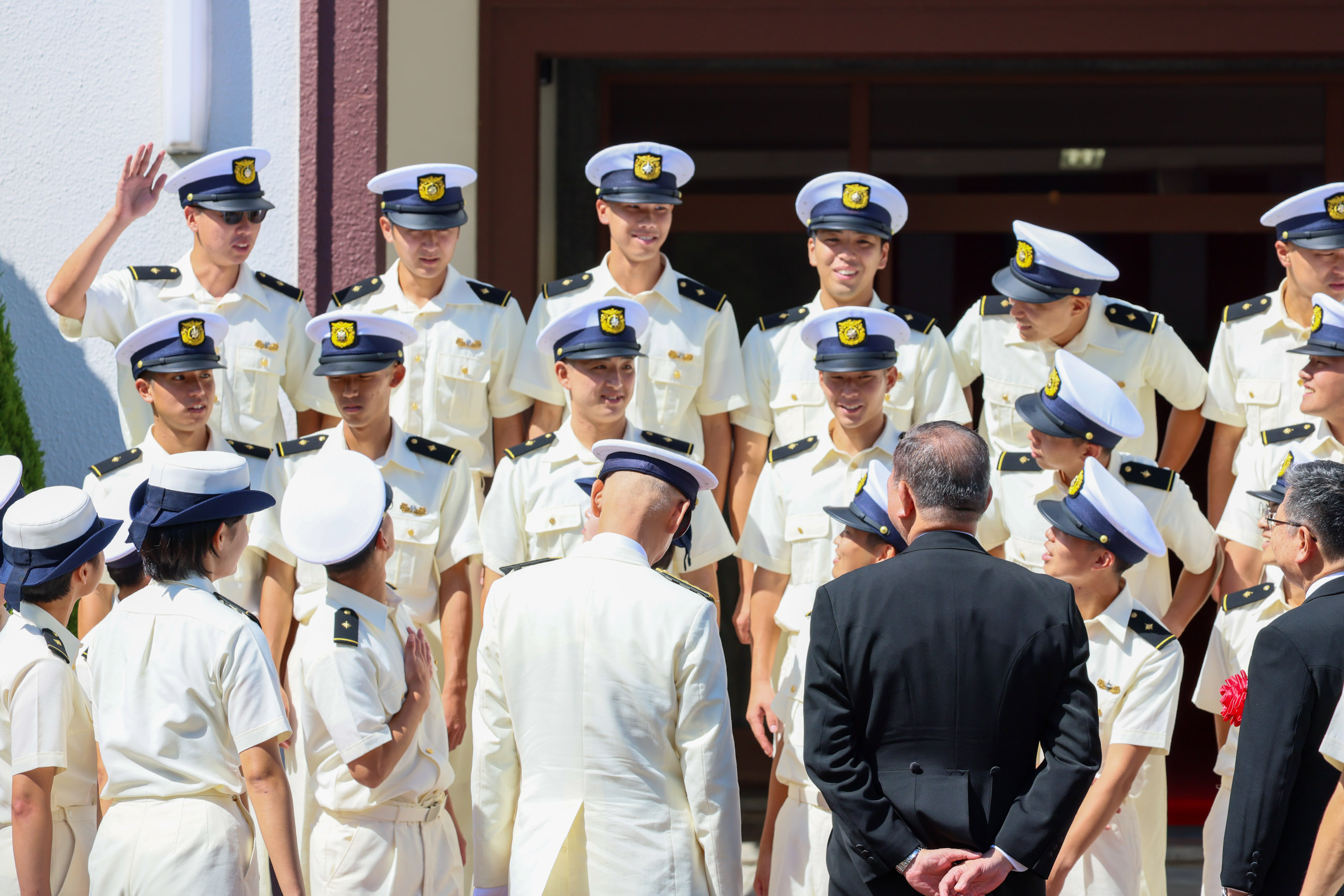 石破首相与学生合影留念2