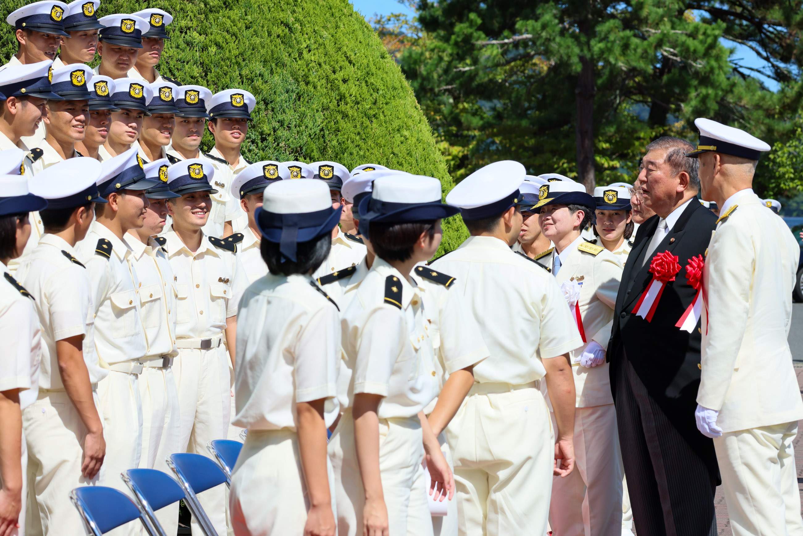 石破首相与学生合影留念4