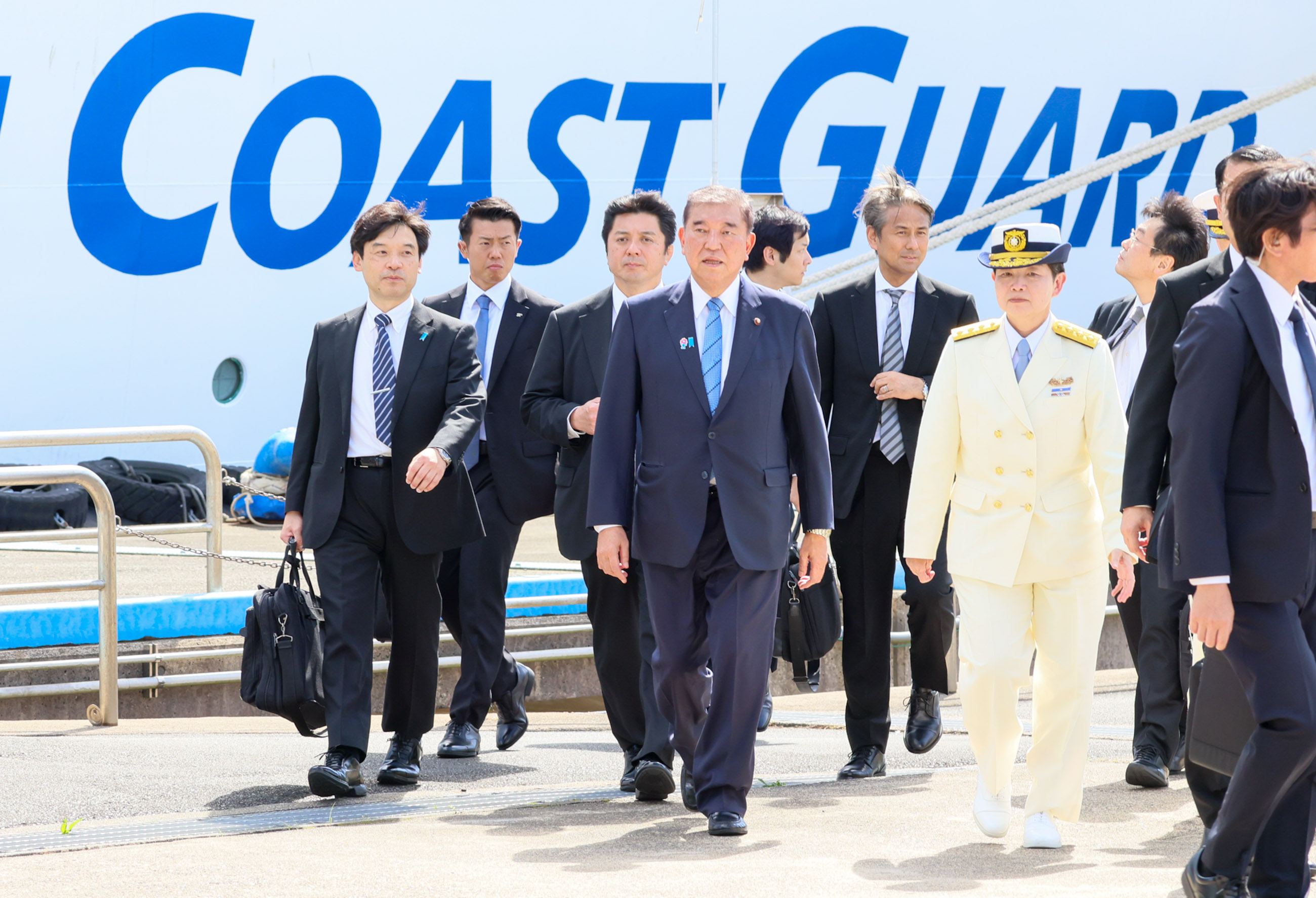 石破首相视察学校1