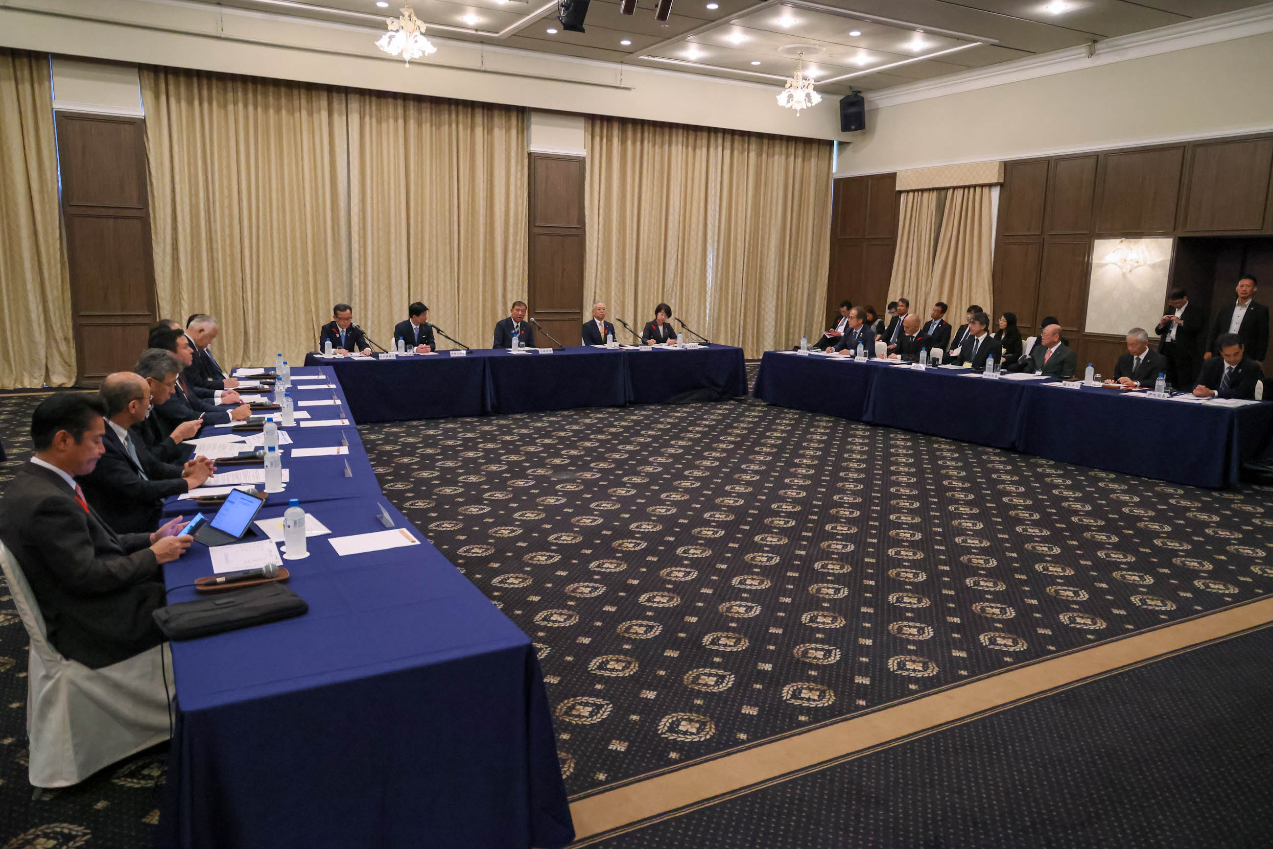 石破首相进行意见交换1