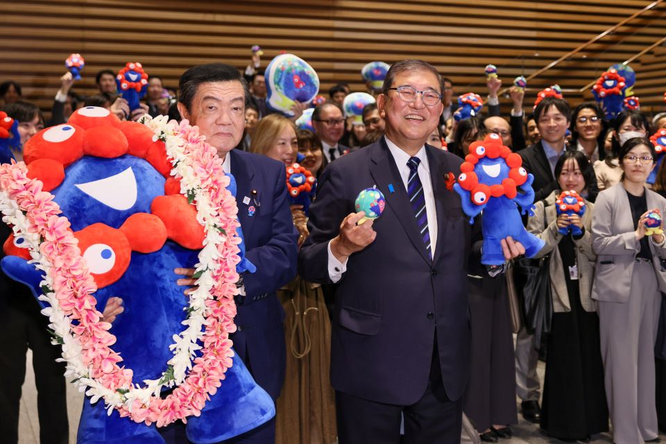 出席“脉脉”人偶的离任仪式