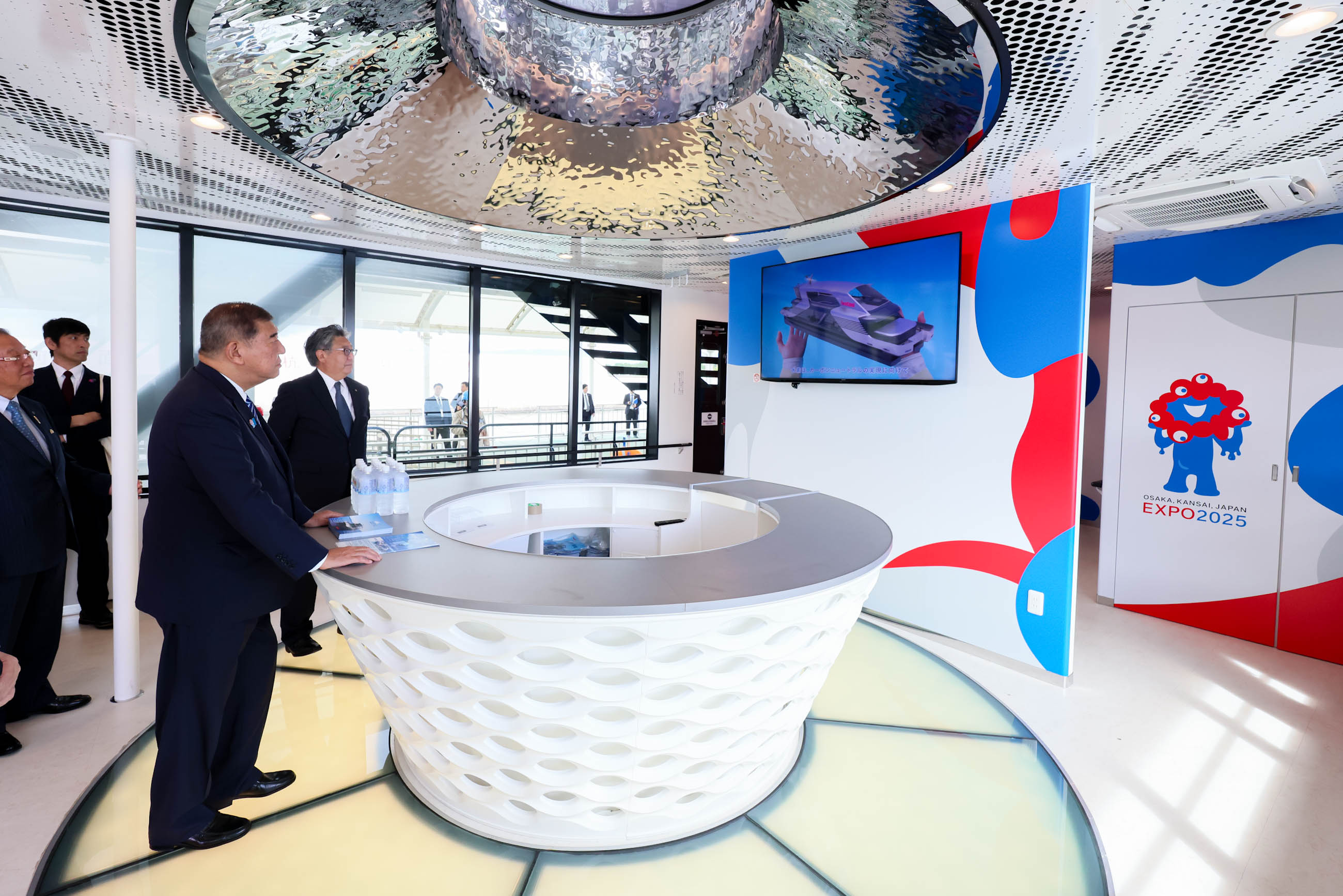 石破首相视察“Mahoroba”号2