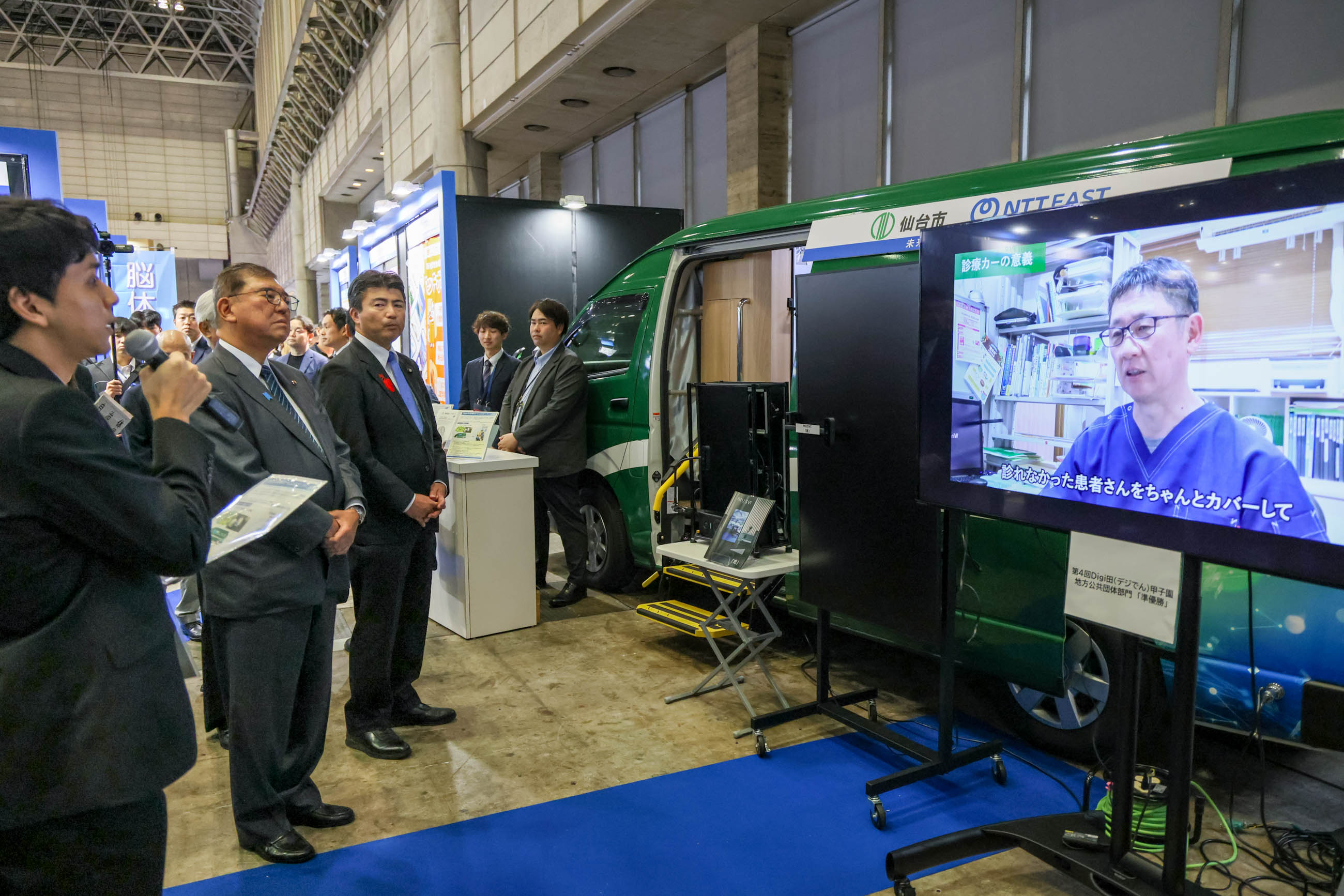 石破首相视察展示区6