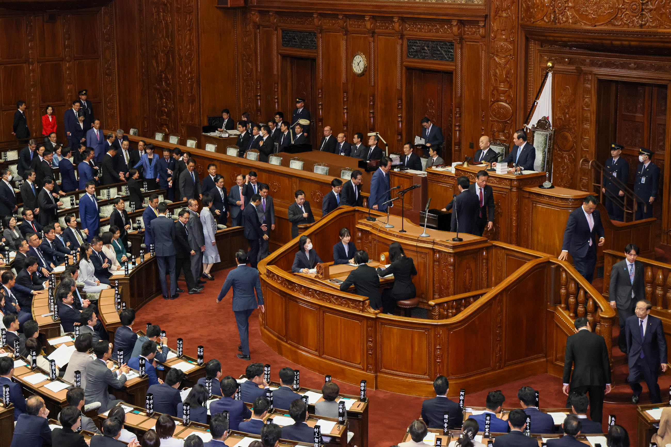 高市议员进行首相指名投票1