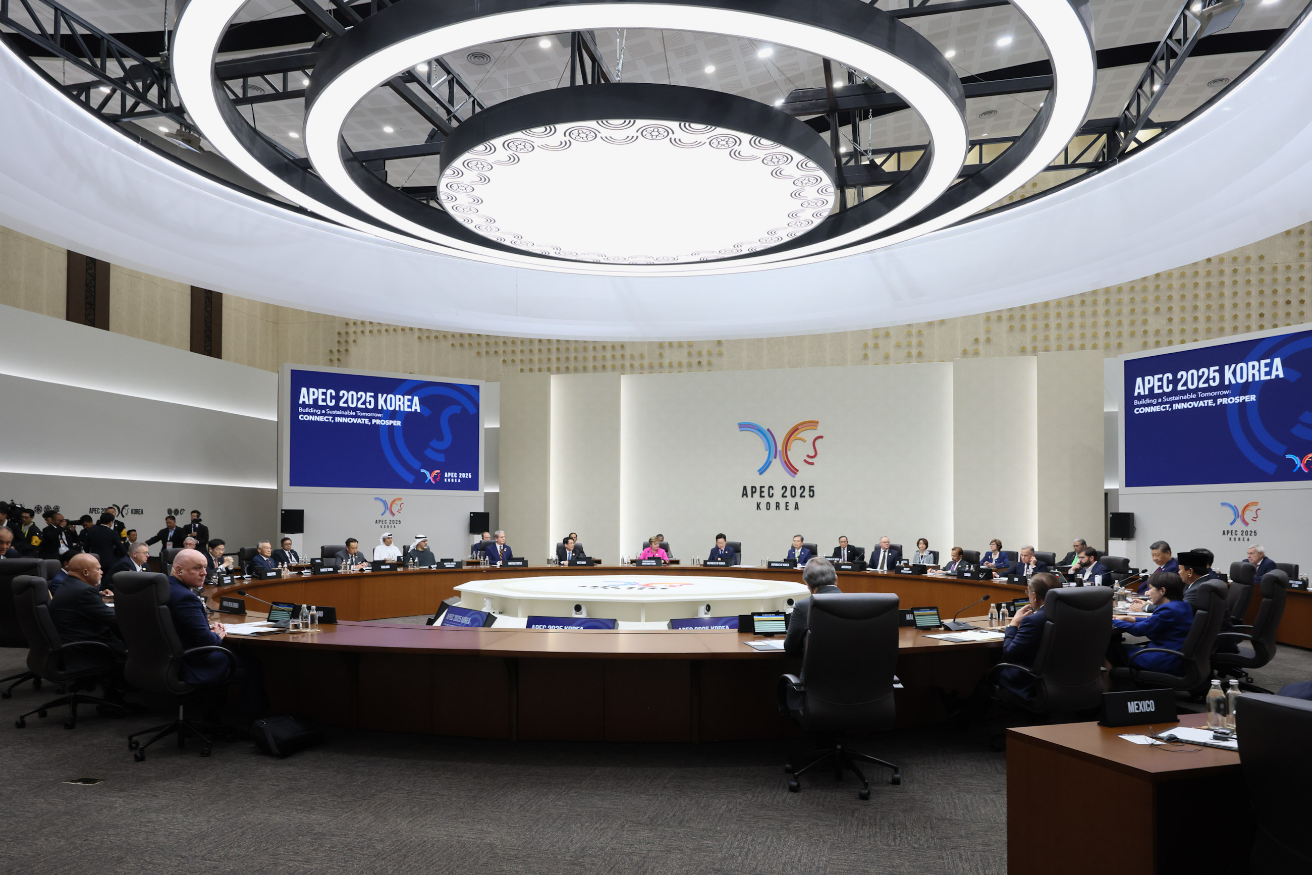 高市首相出席APEC首脑会议（第一分会）7