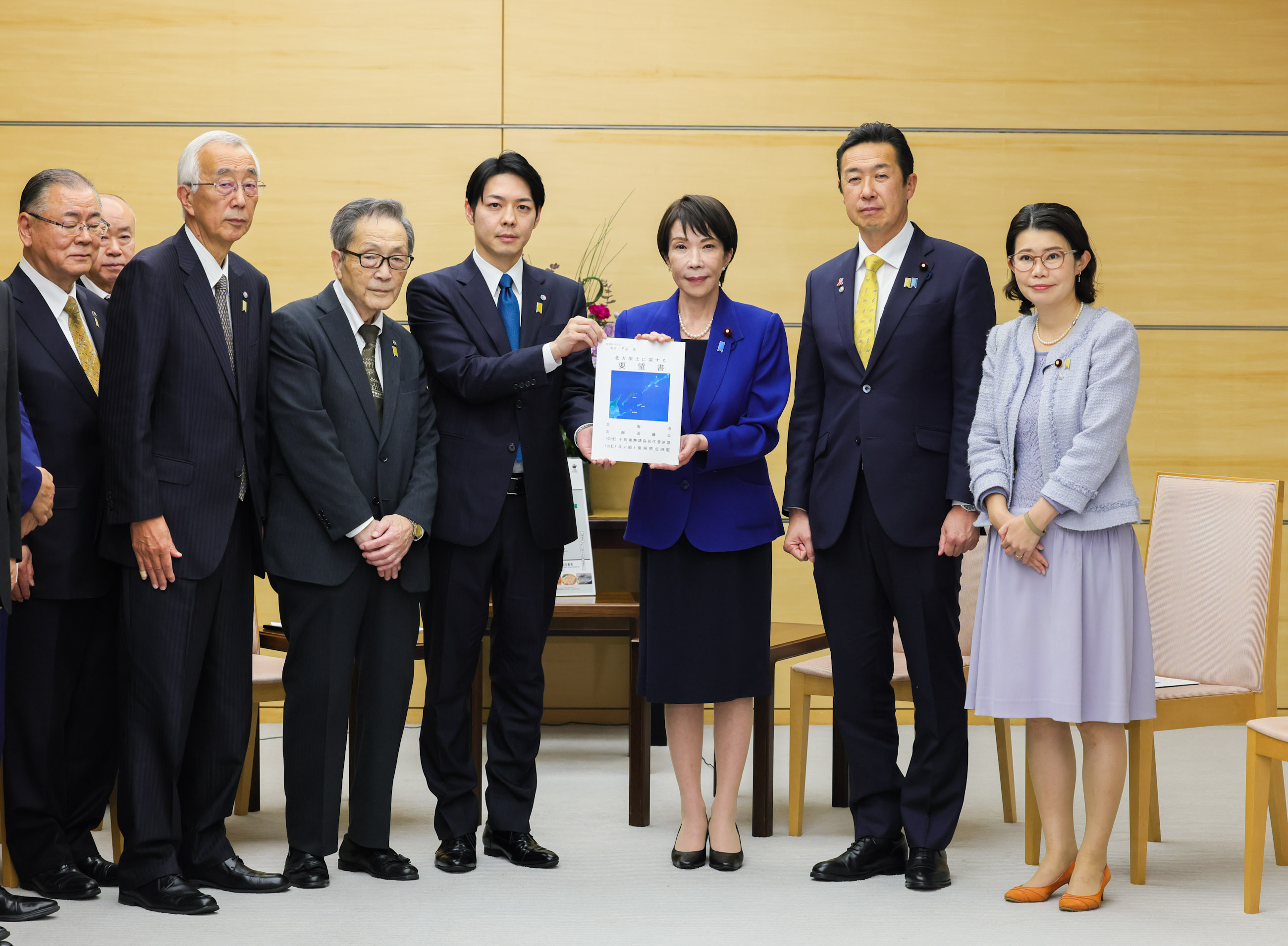 高市首相接受请愿书4