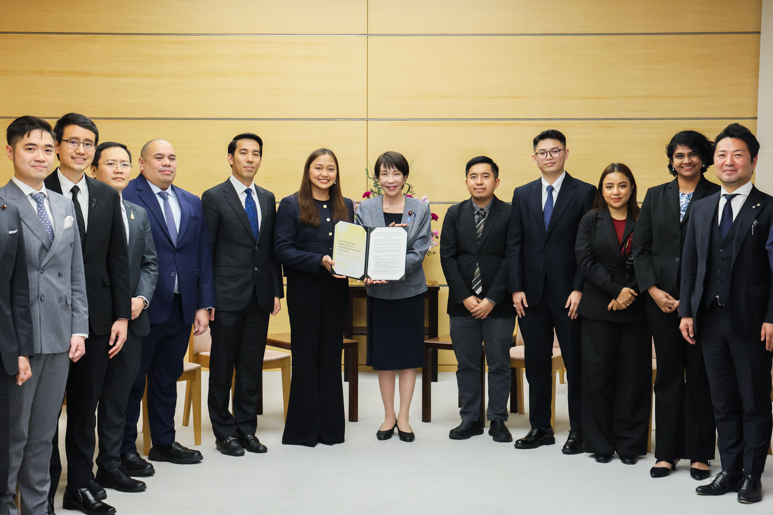 接受“日本与东盟年轻、将来世代商业领袖峰会2025”代表提交的建议书