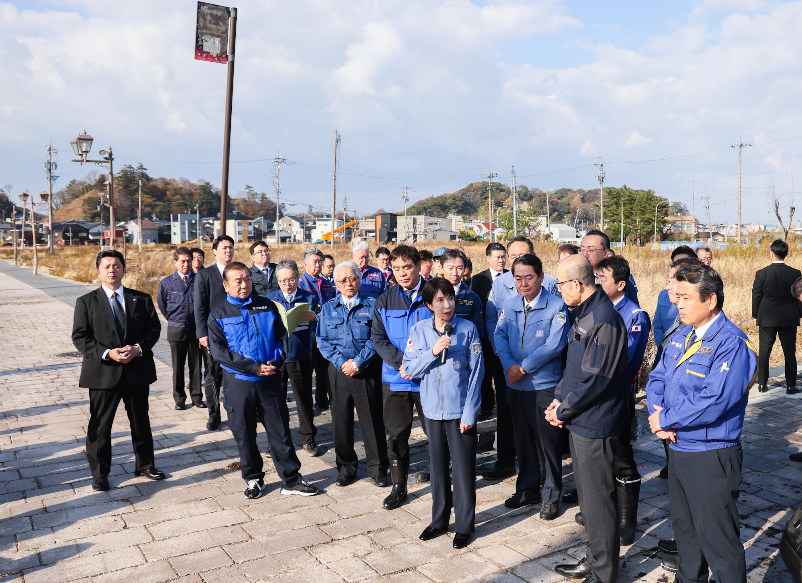 高市首相视察朝市街的地震火灾现场2