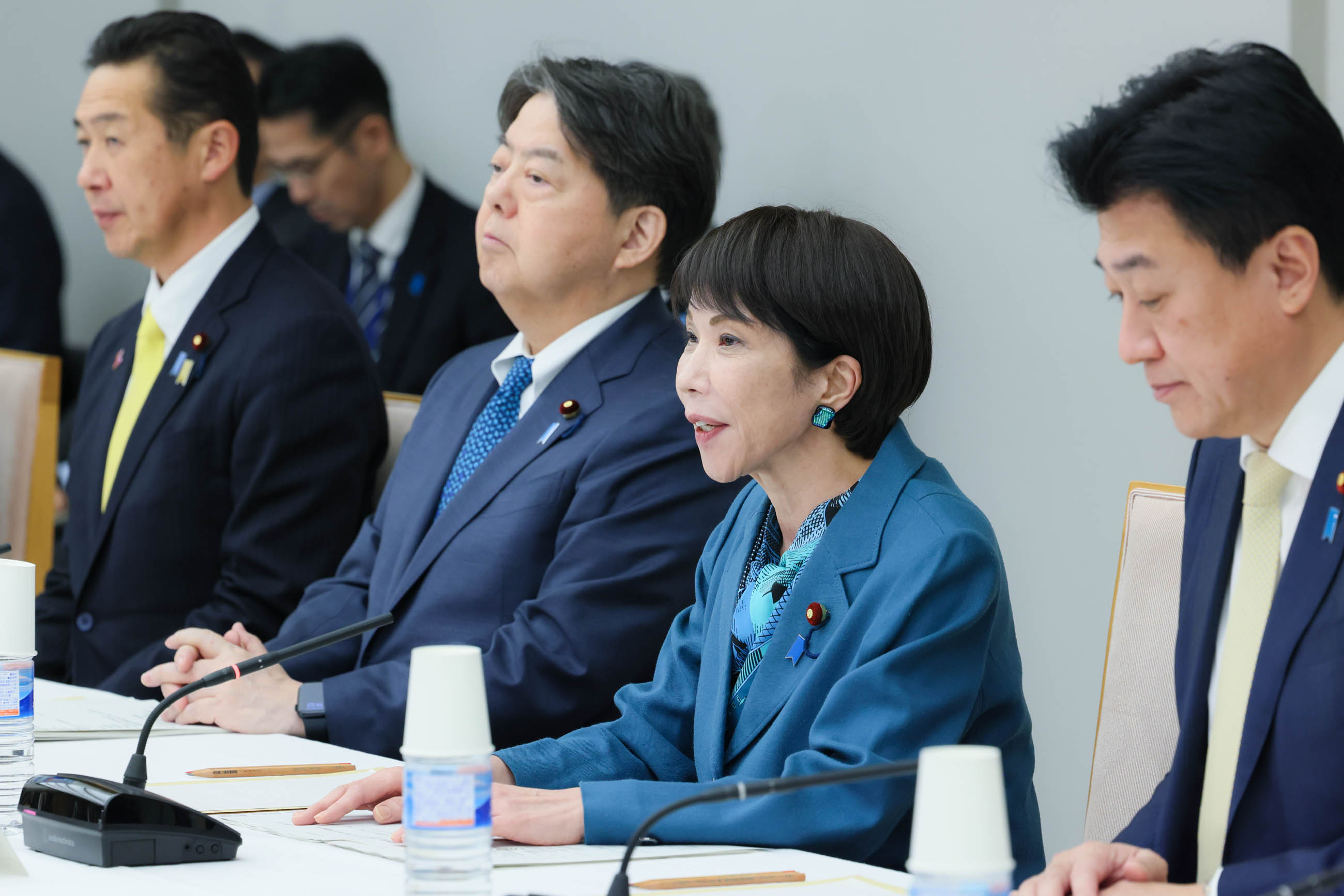 出席中央与地方磋商会议