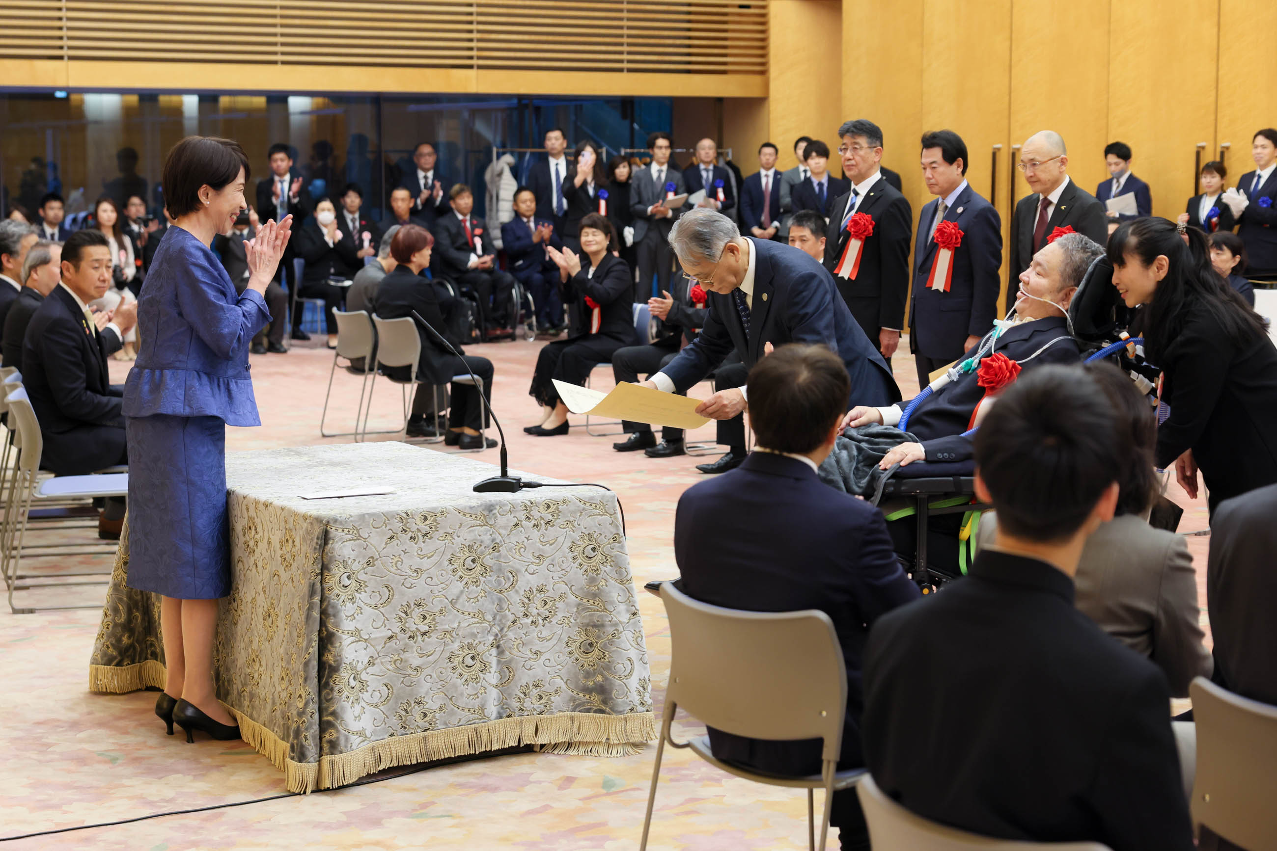 高市首相颁发表彰状2