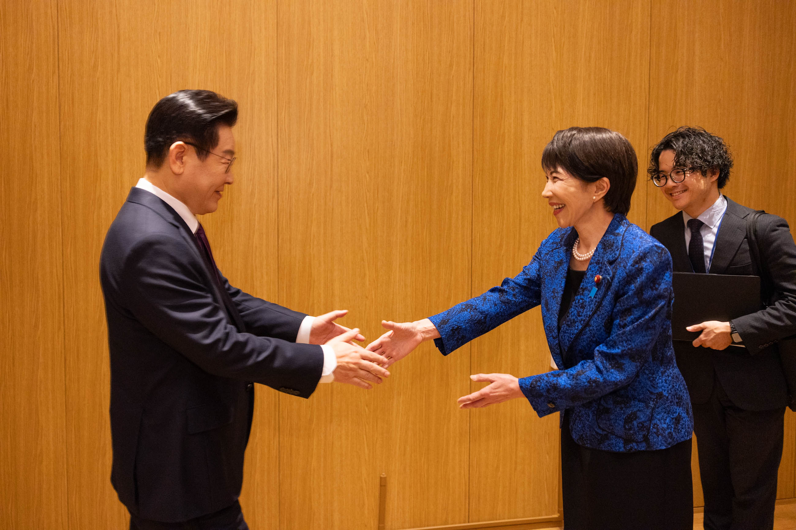 两位首脑出席首脑会谈2