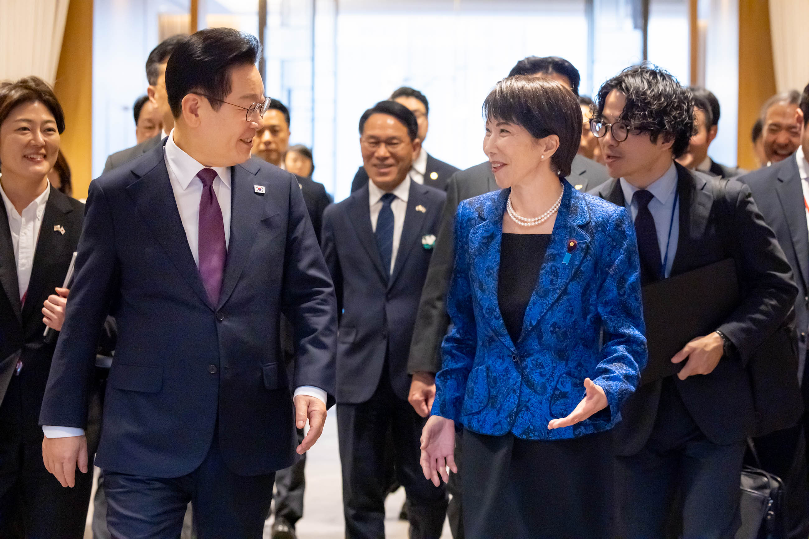 两位首脑出席联合记者发布会2