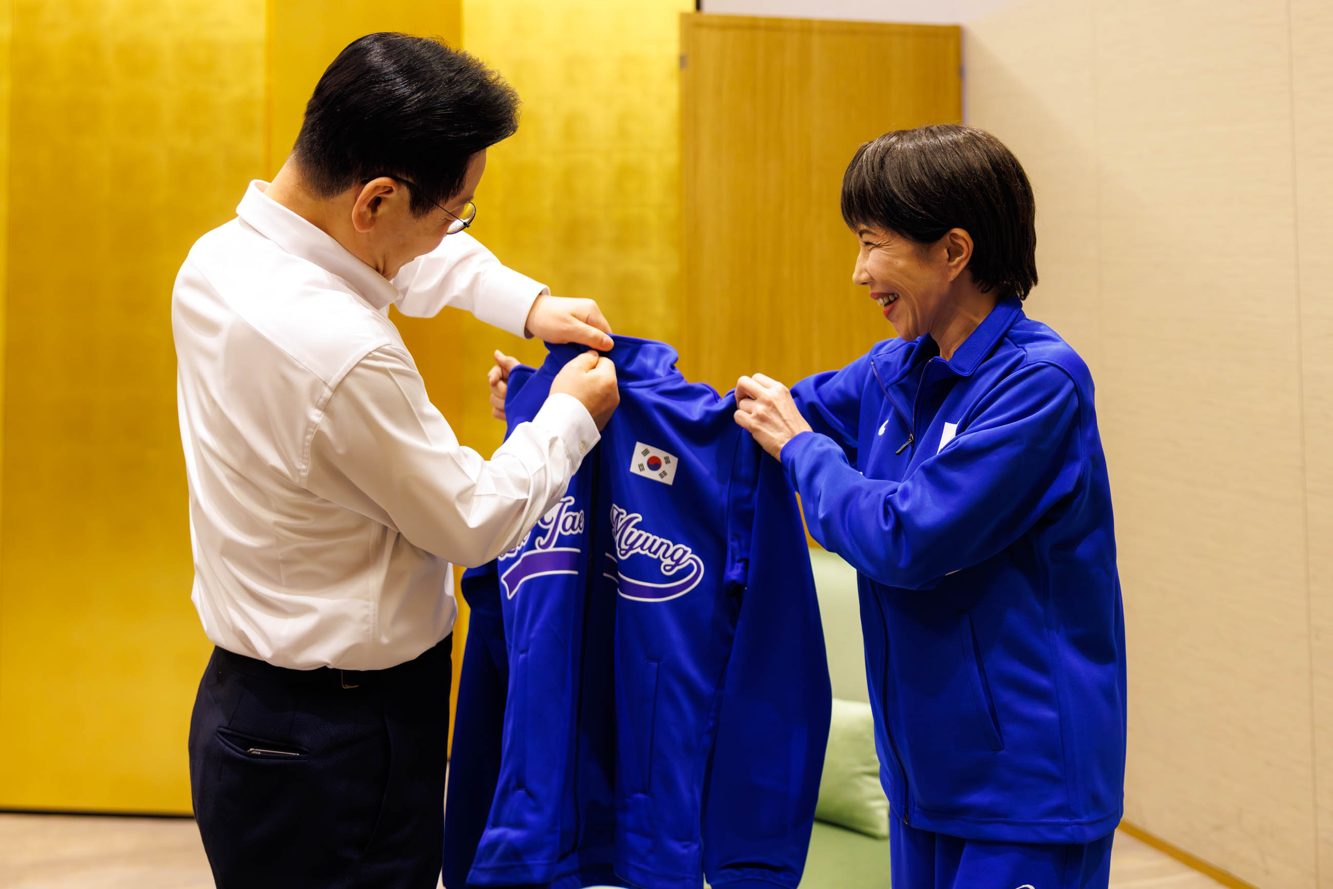 两位首脑一起打架子鼓的现场1