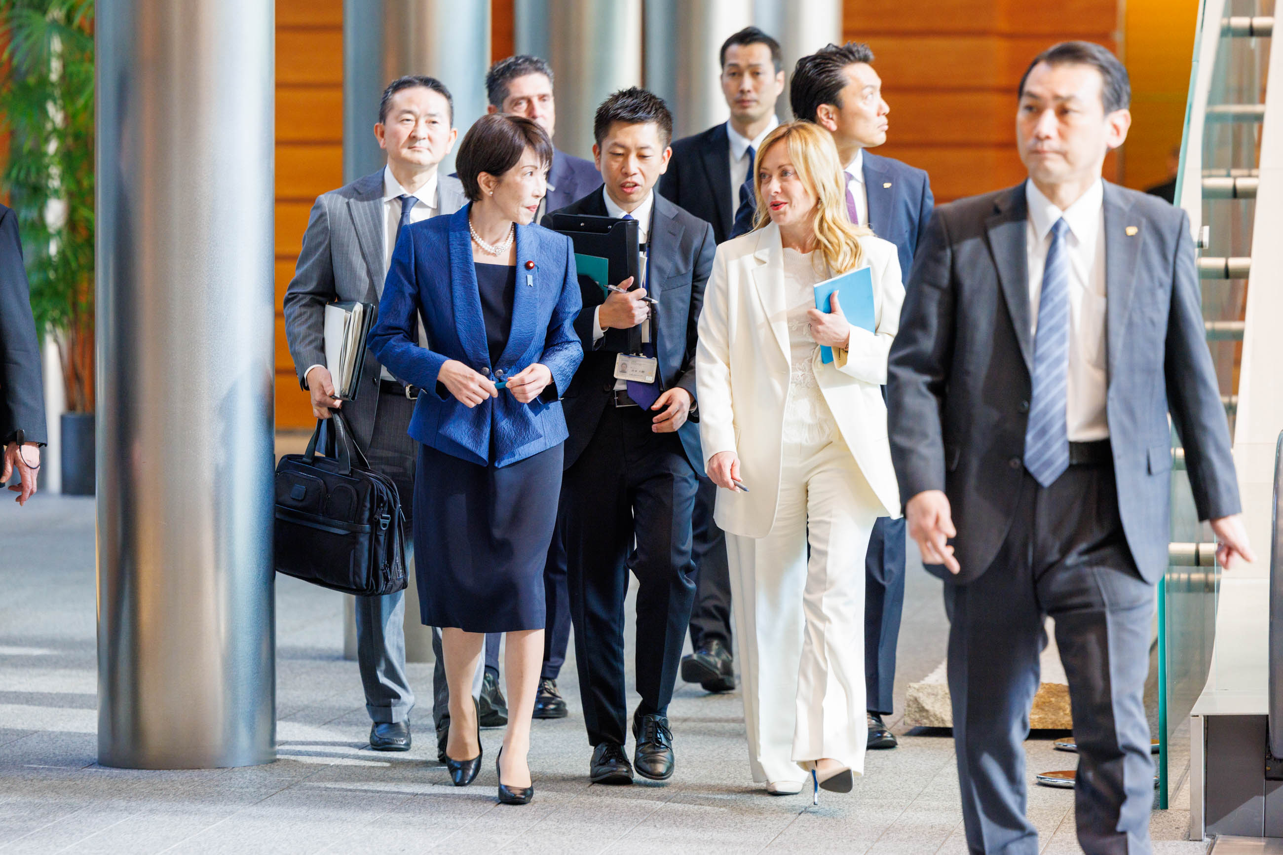 两位首脑出席联合记者发布会1