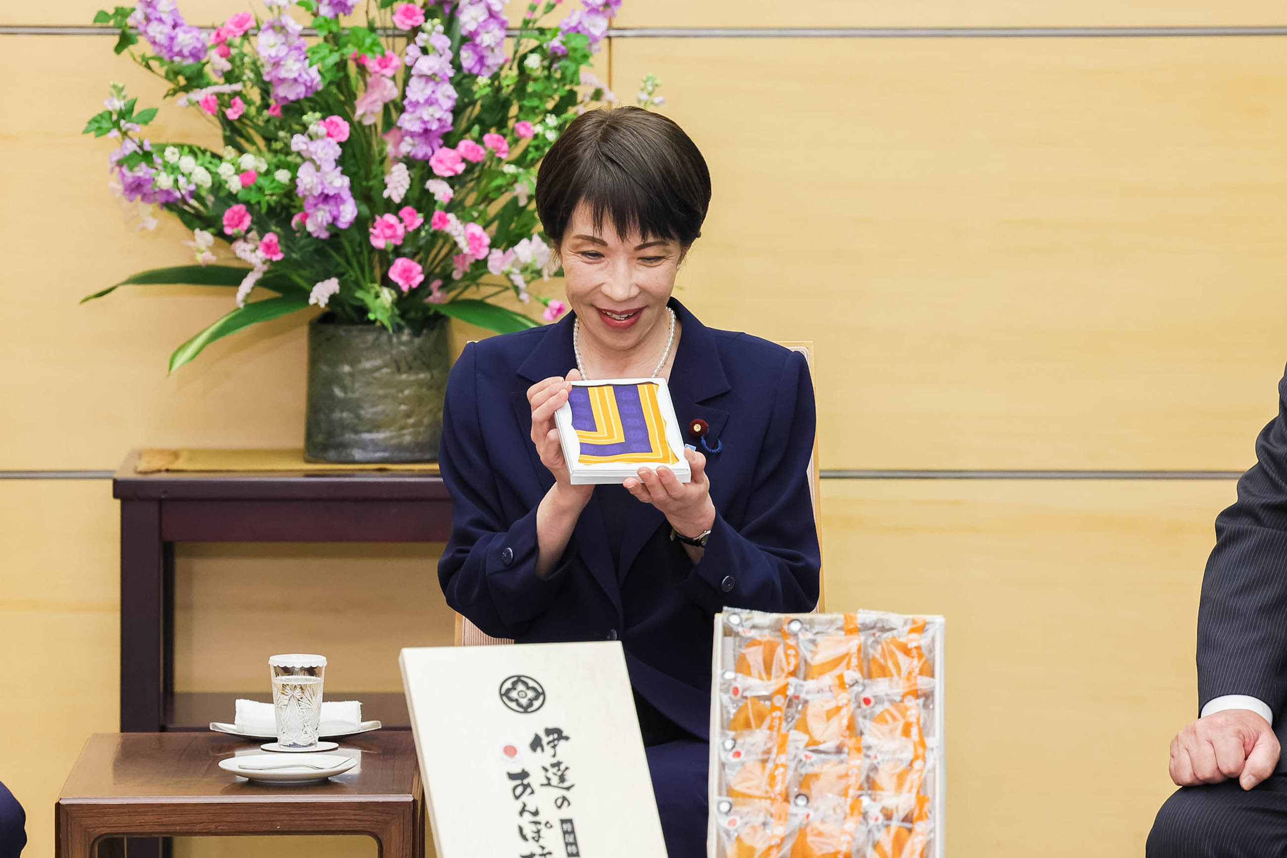 高市首相接受赠送11