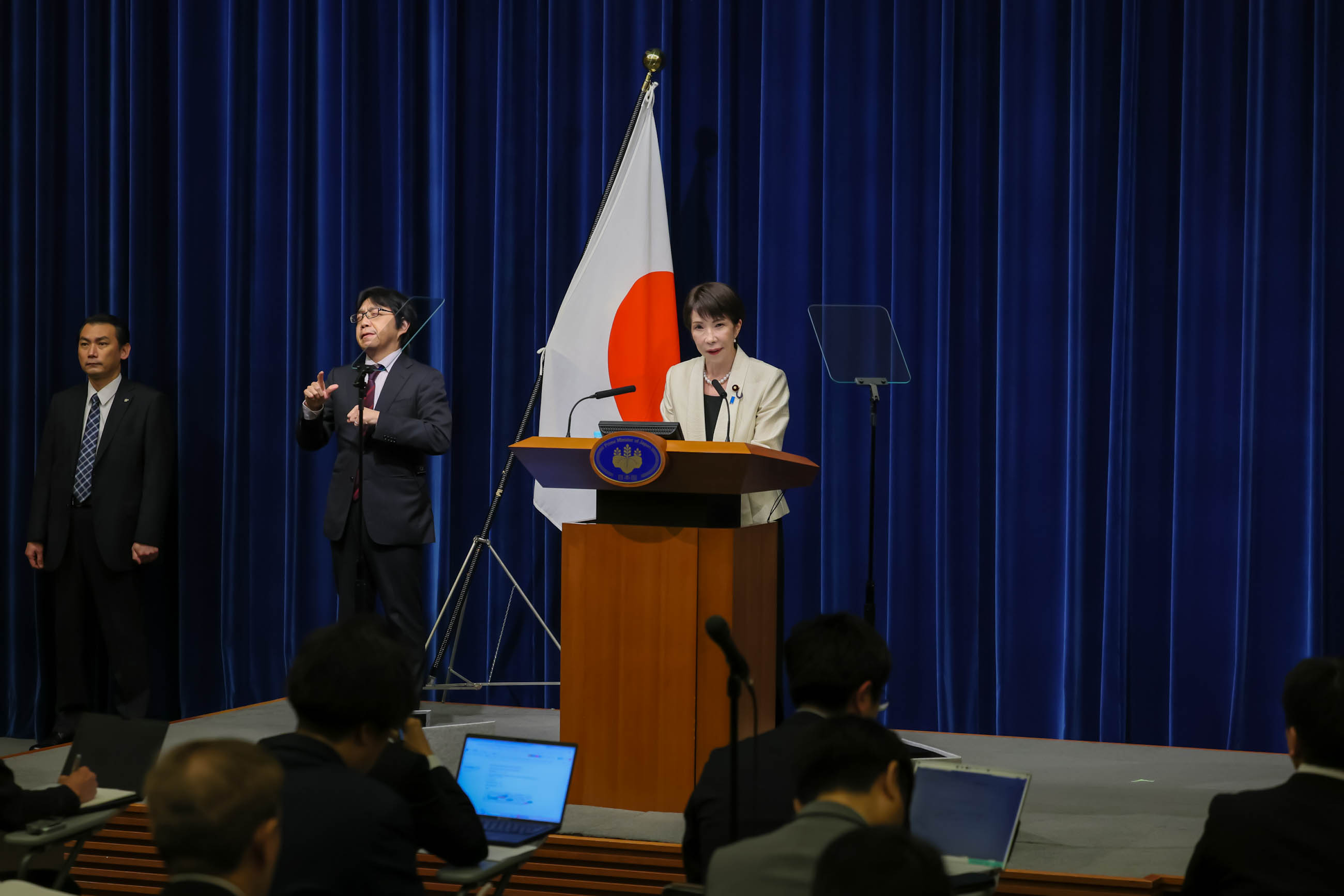 高市首相举行记者招待会10