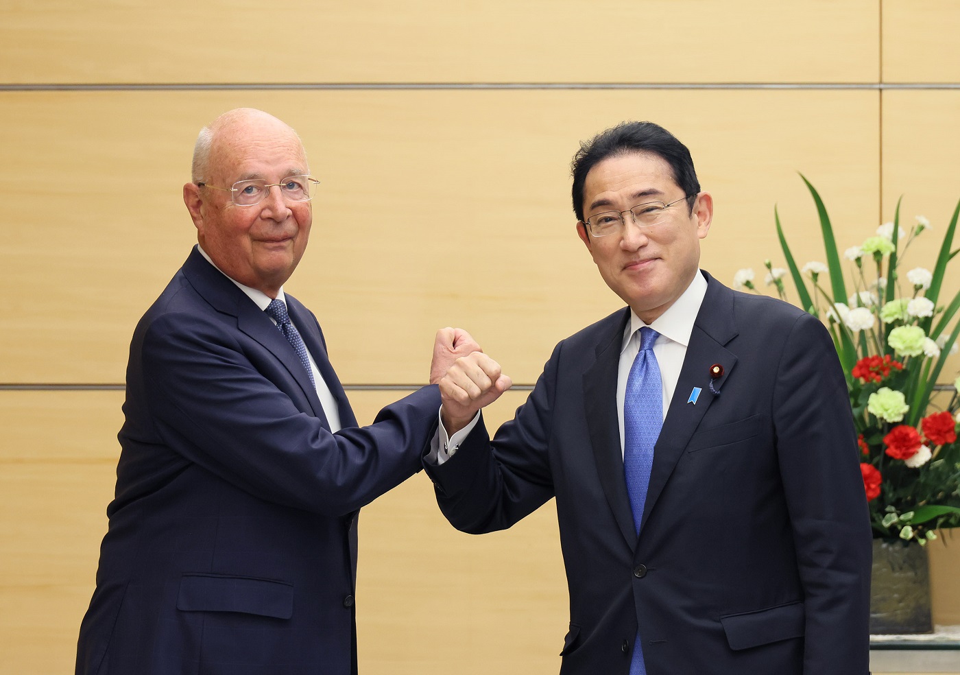 会见世界经济论坛执行主席施瓦布