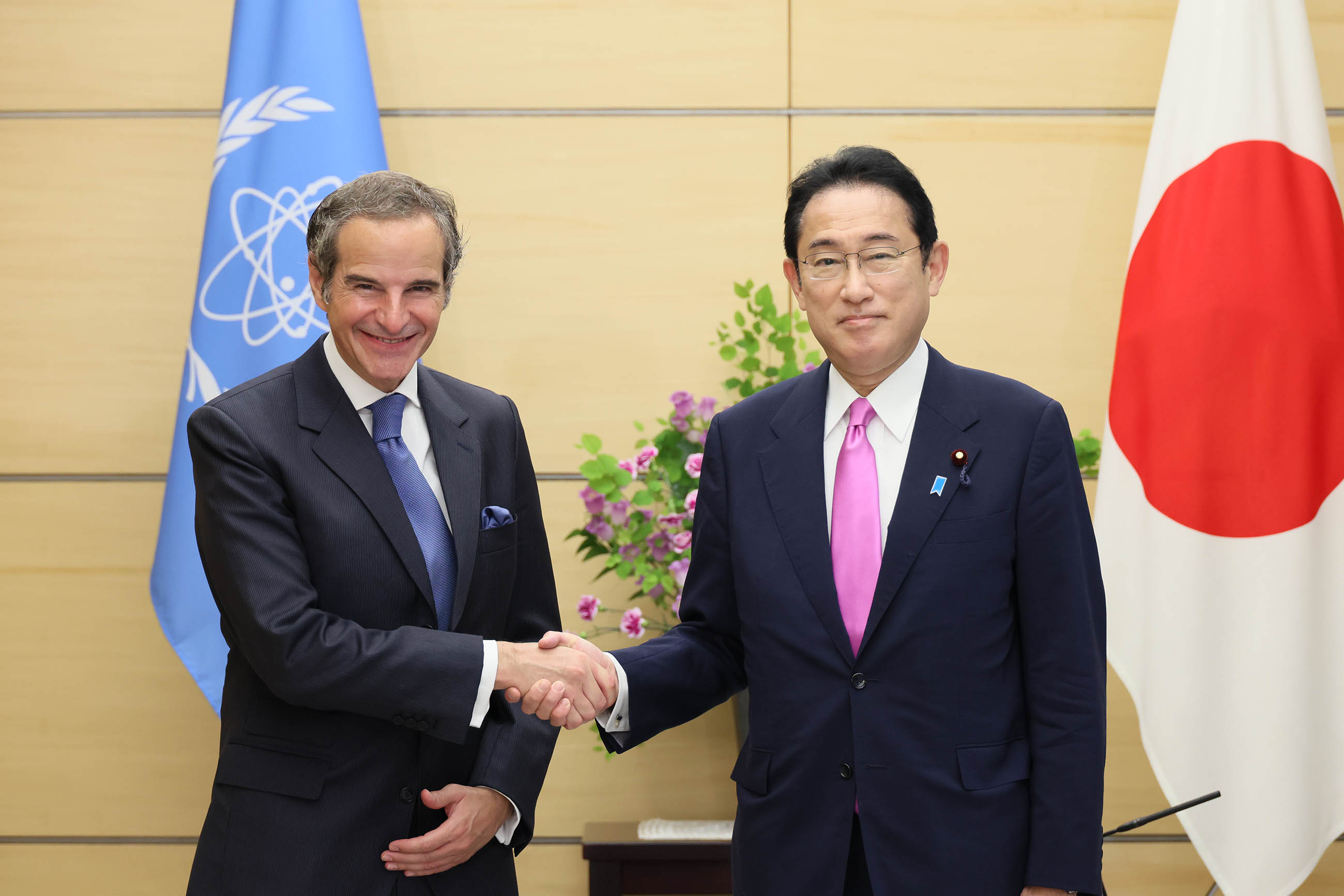 会见国际原子能机构(IAEA)总干事拉斐尔·马里亚诺·格罗西