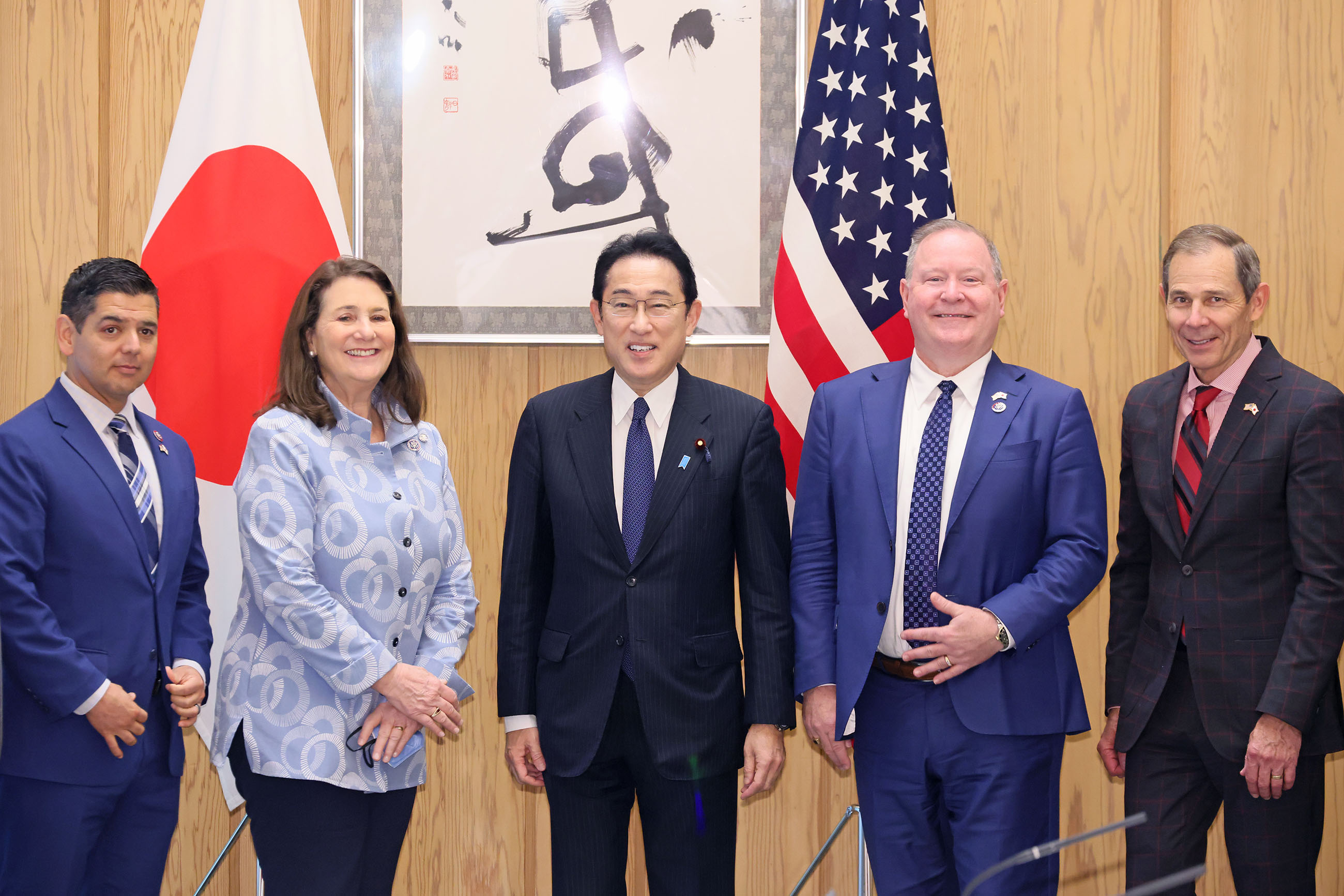 会见美国议会日本研究组访日议员团一行