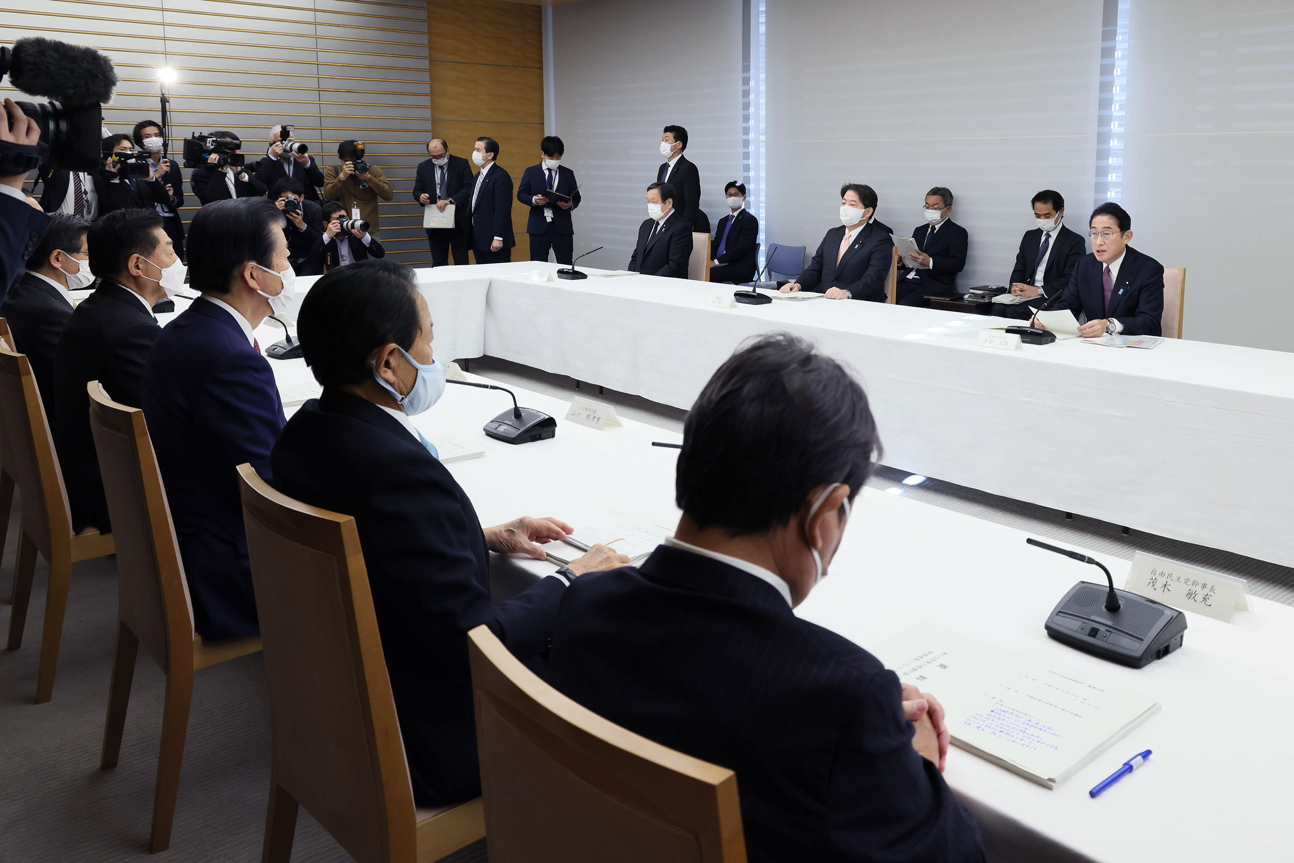 出席政府与执政党的政策恳谈会