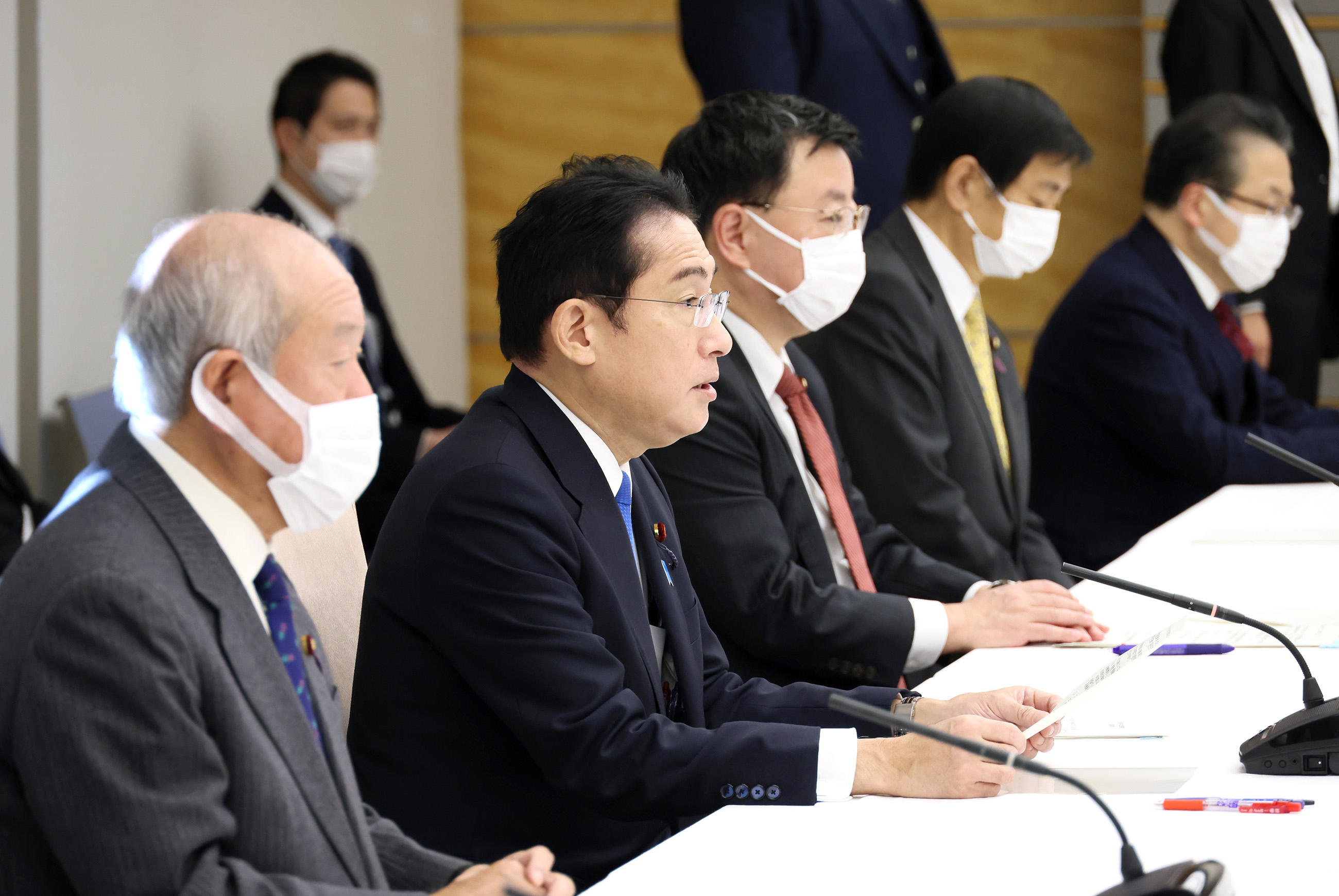 出席政府与执政党的政策恳谈会