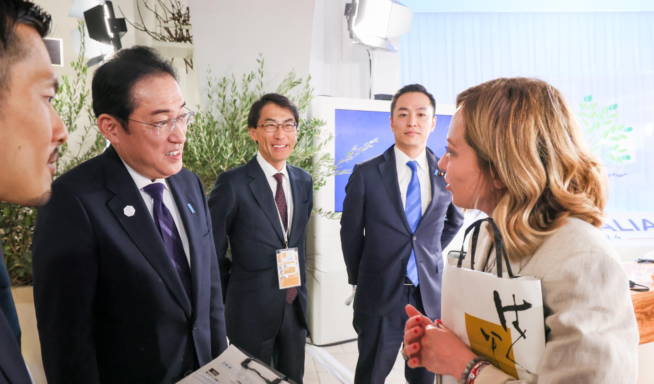 与梅洛尼意大利总理简短会谈